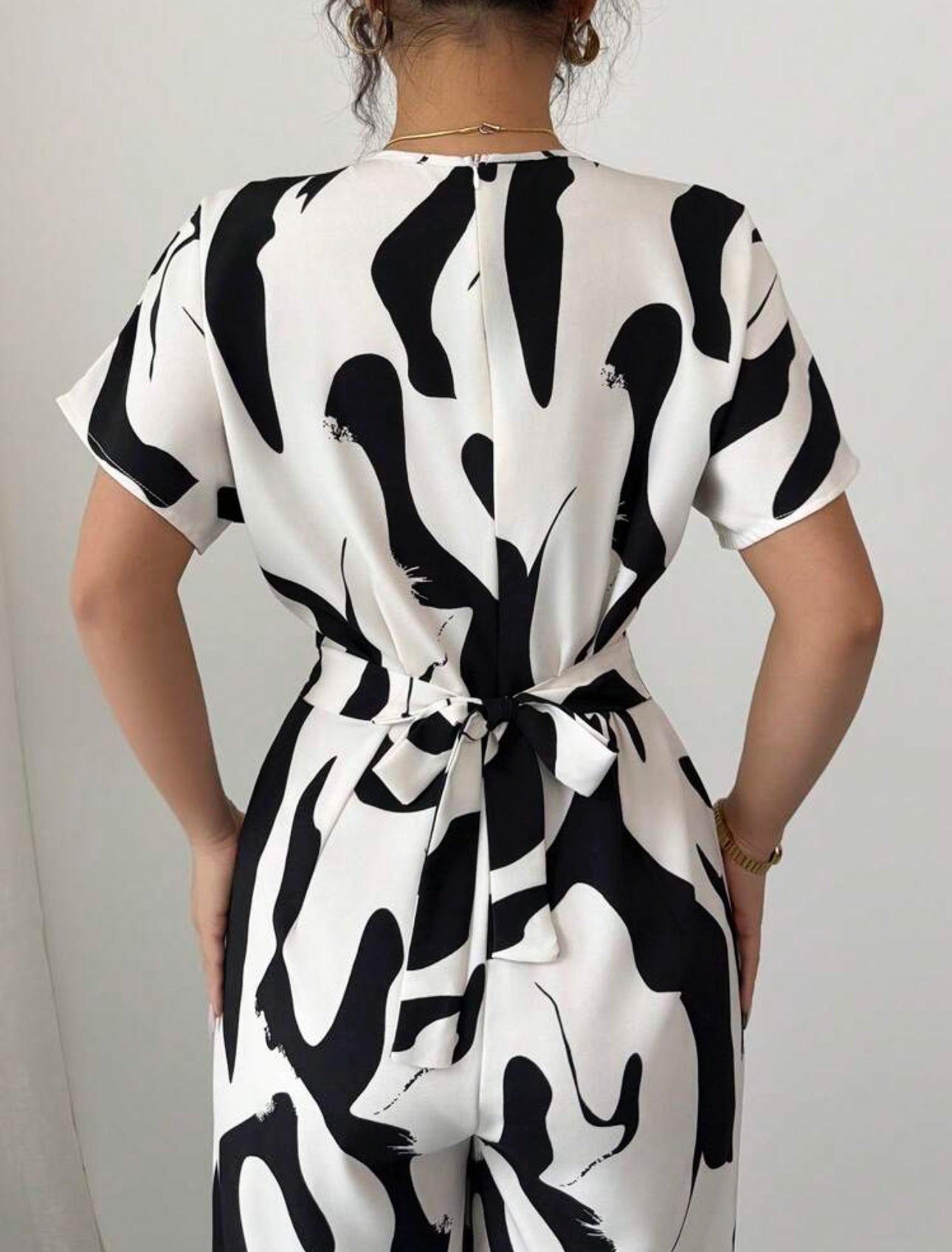 Jumpsuit beige con negro cuello V mangas raglán