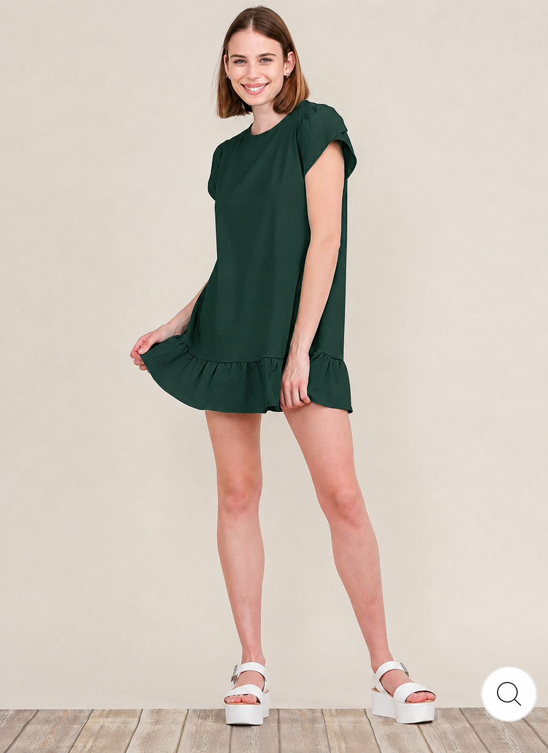 Vestido verde corto túnica de manga corta con detalle de volante en el ruedo
