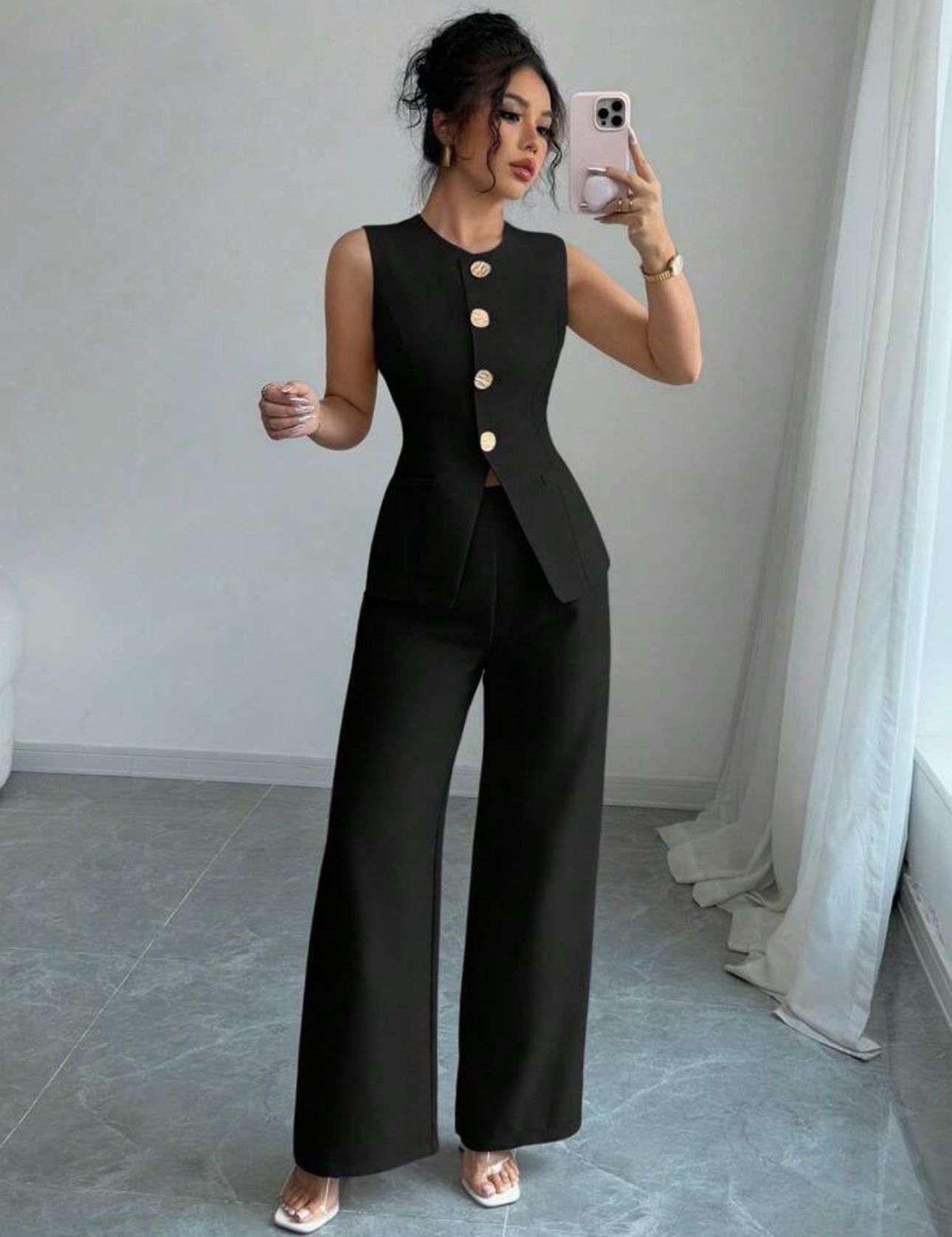 Conjunto negro con botones dorados