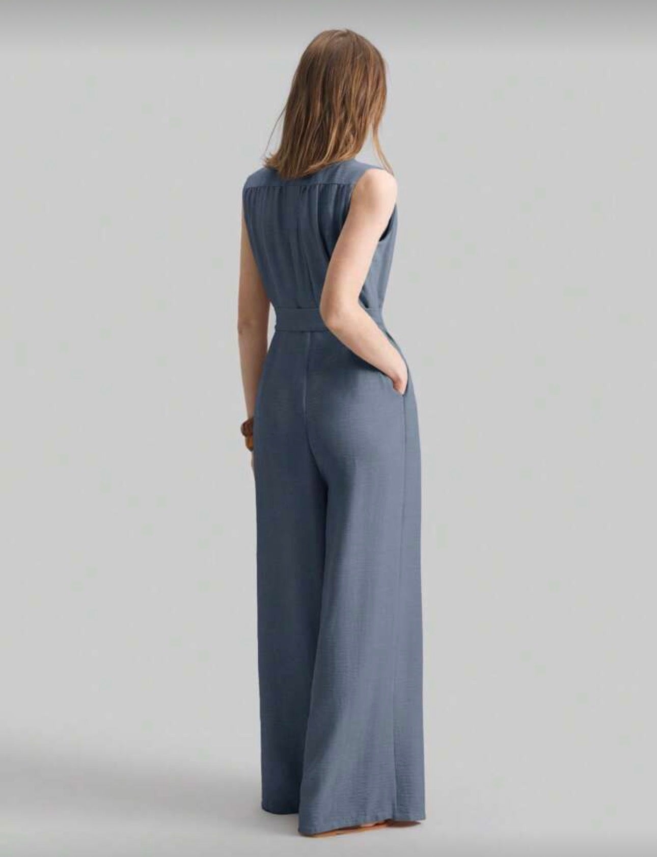 Jumpsuit azul de pierna ancha y cuello en V