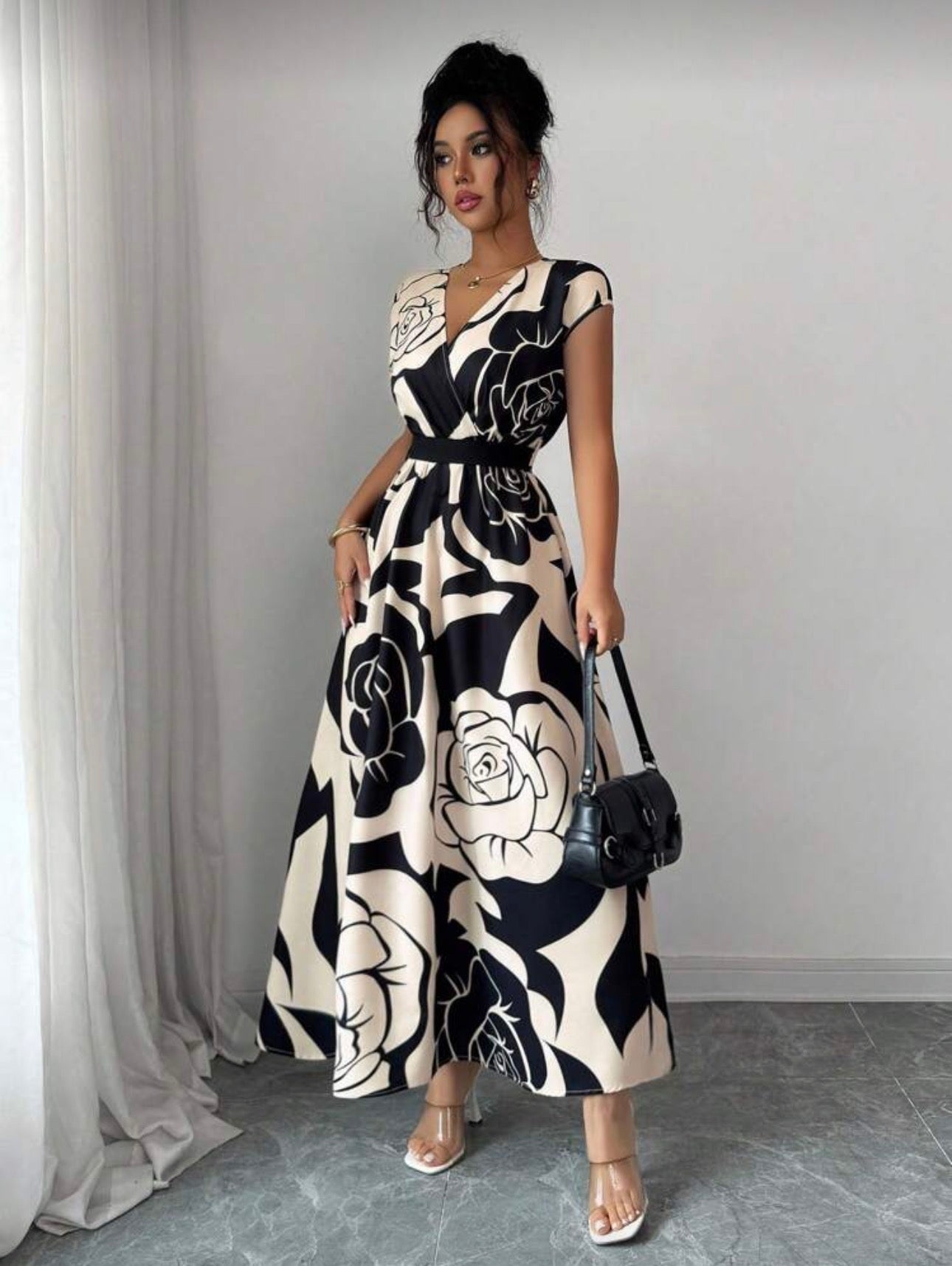 Vestido elegante beige con estampado floral negro