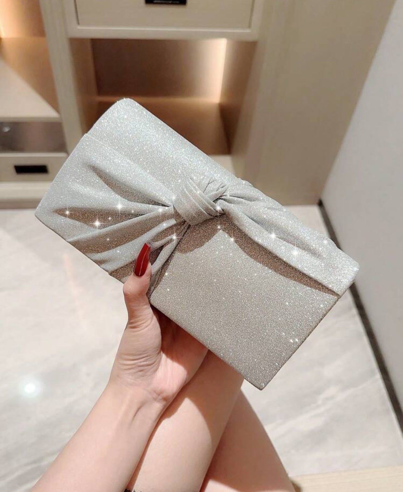 Cartera para fiesta con lazo brillante