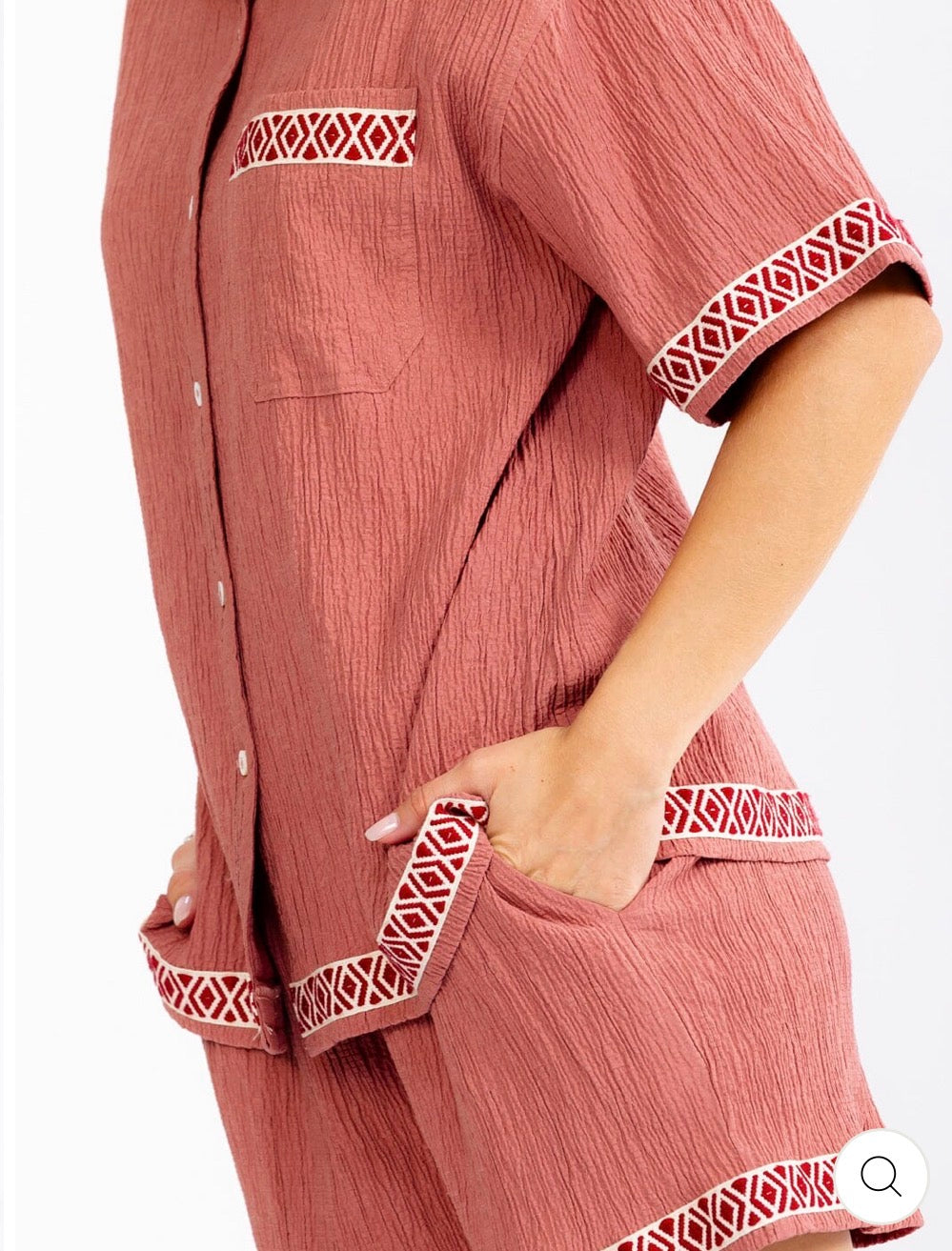 Conjunto rosa camisa y short con bolsillos