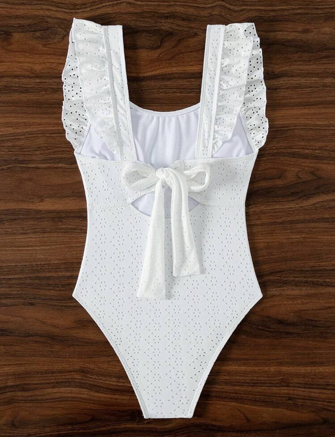 Traje de bano blanco con volantes
