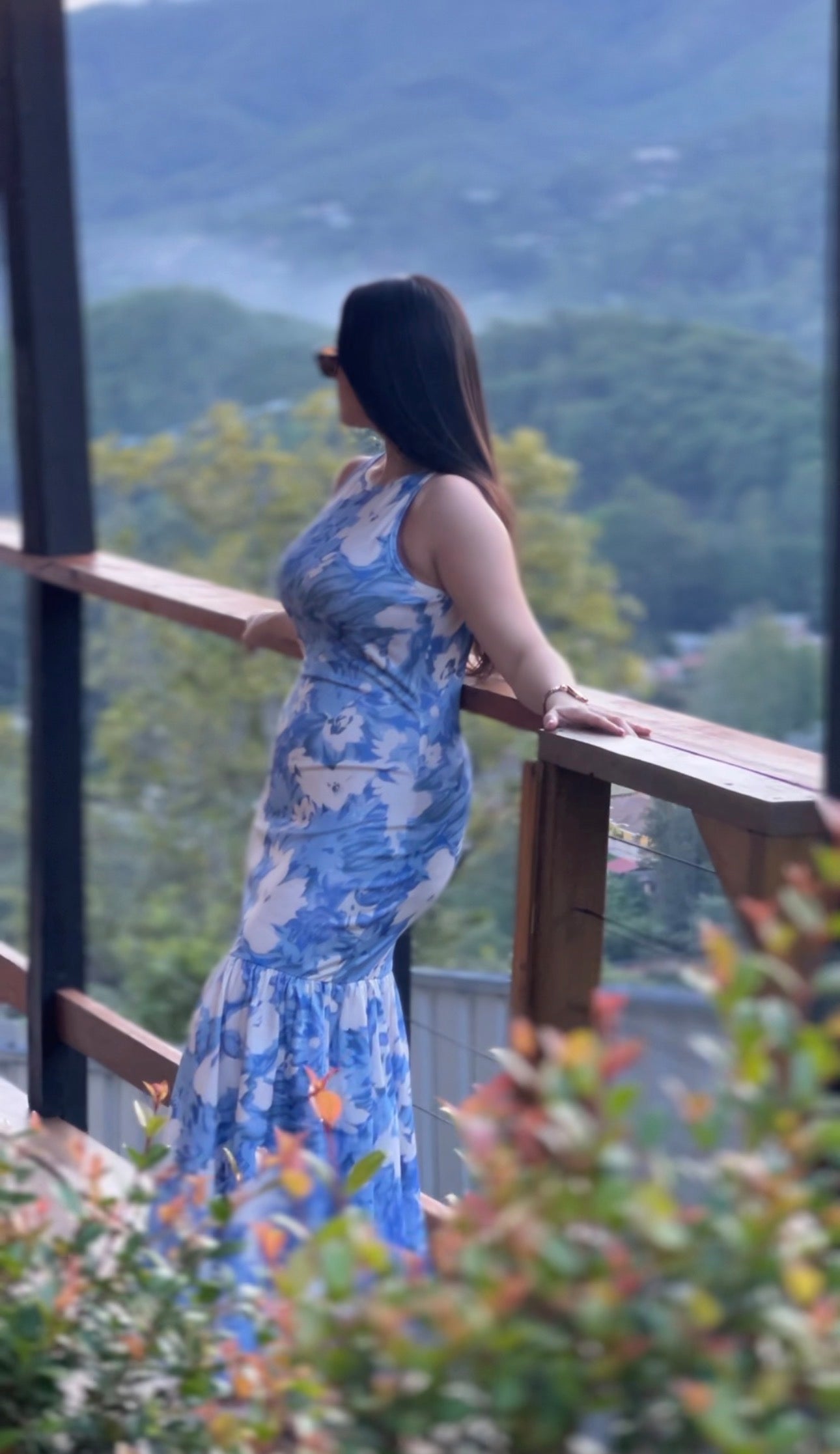 Vestido azul y blanco floral ajustado con volantes