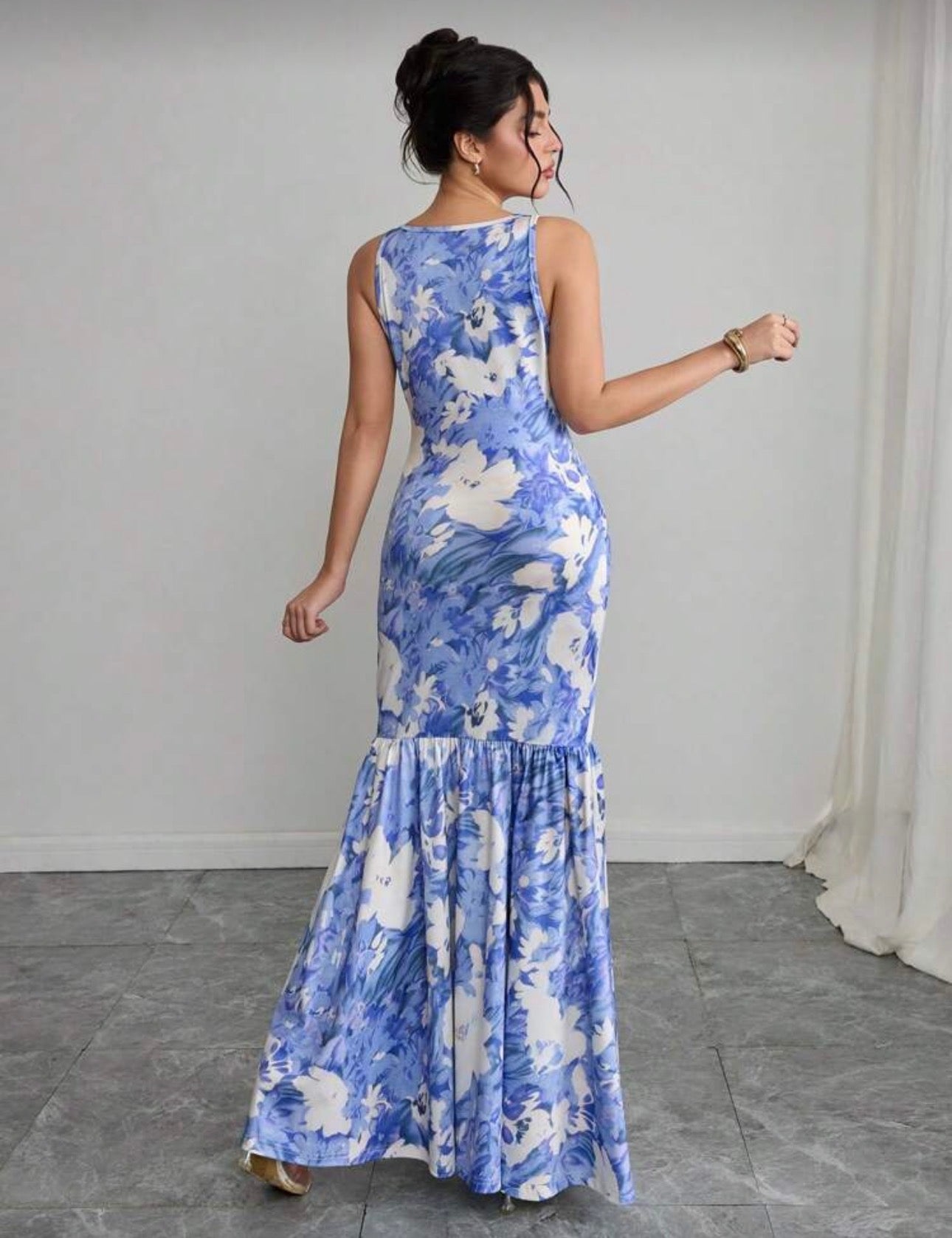 Vestido azul y blanco floral ajustado con volantes