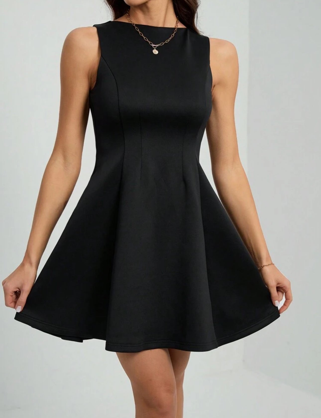 Vestido negro corto minimalista