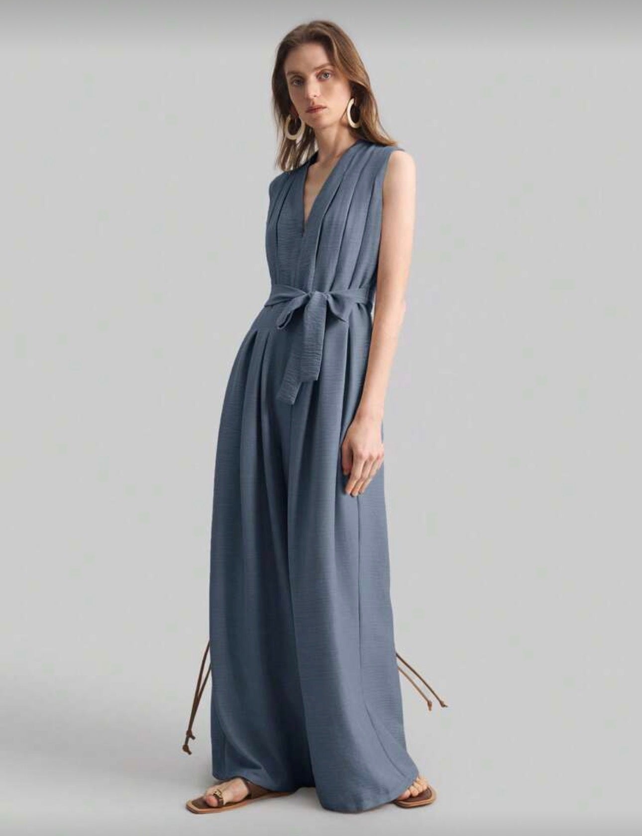 Jumpsuit azul de pierna ancha y cuello en V