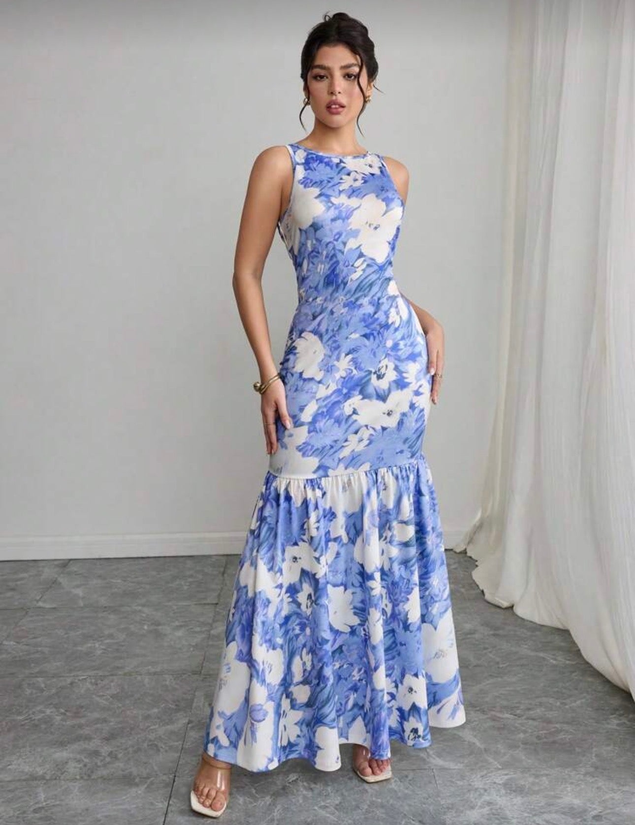 Vestido azul y blanco floral ajustado con volantes