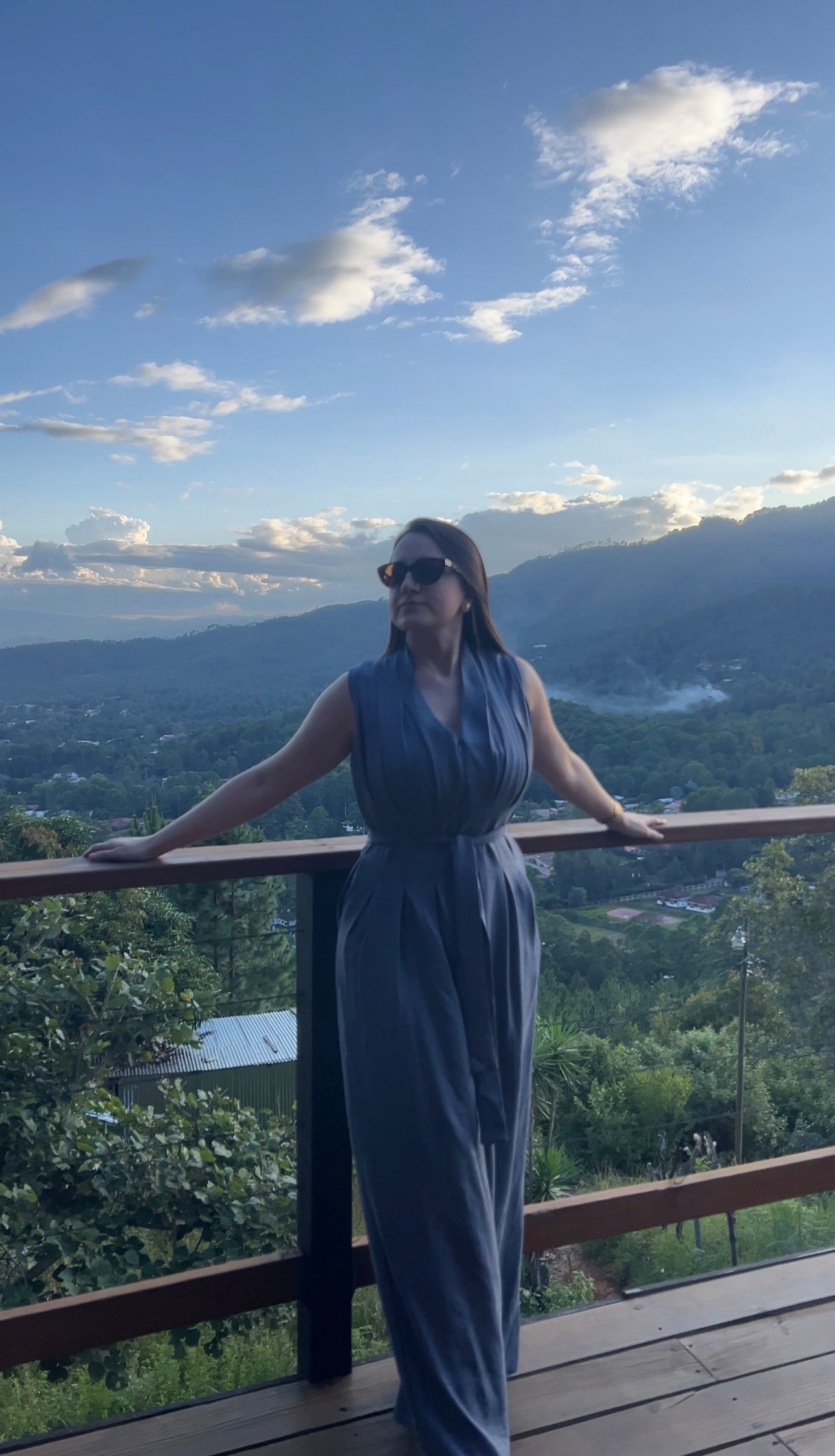 Jumpsuit azul de pierna ancha y cuello en V