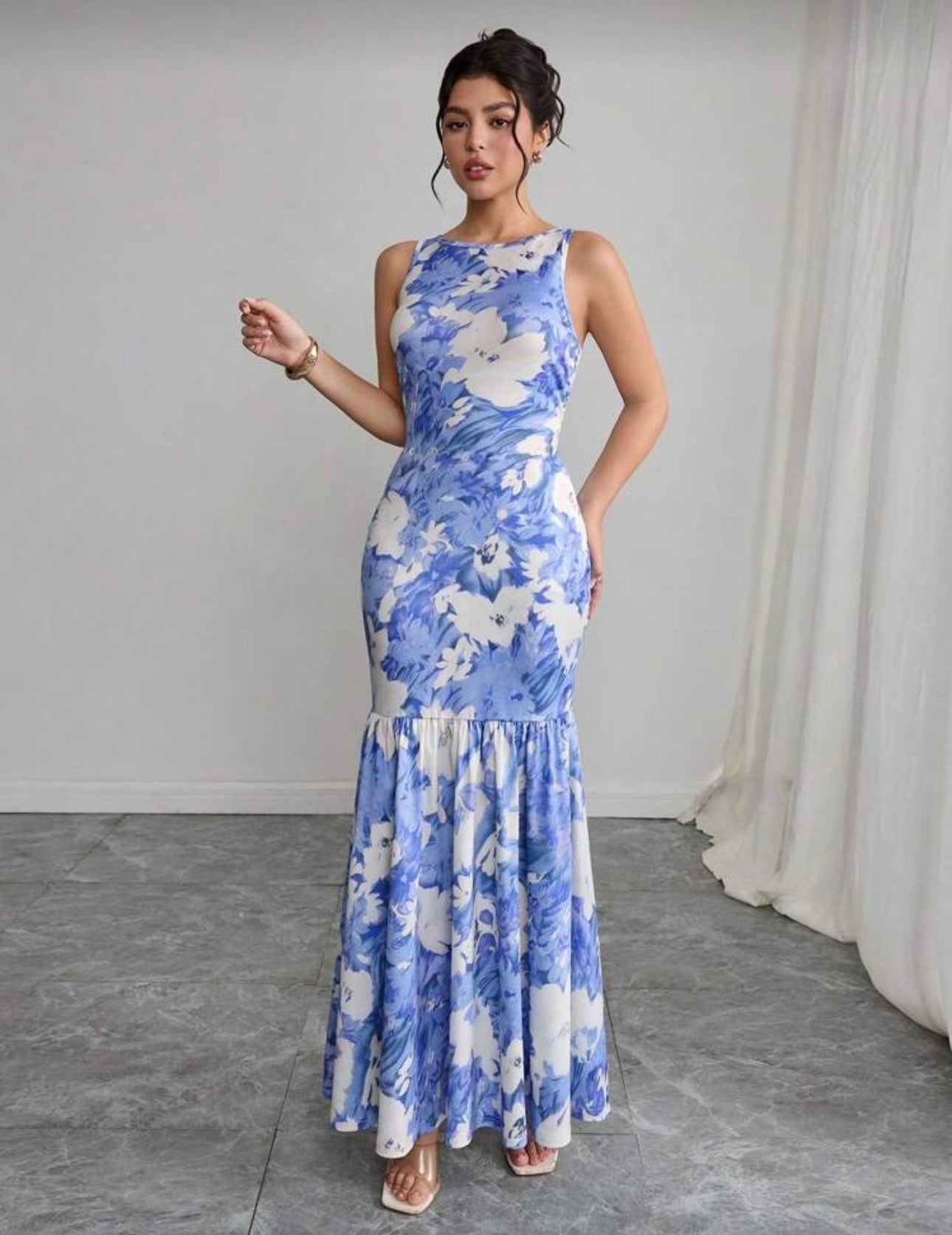 Vestido azul y blanco floral ajustado con volantes