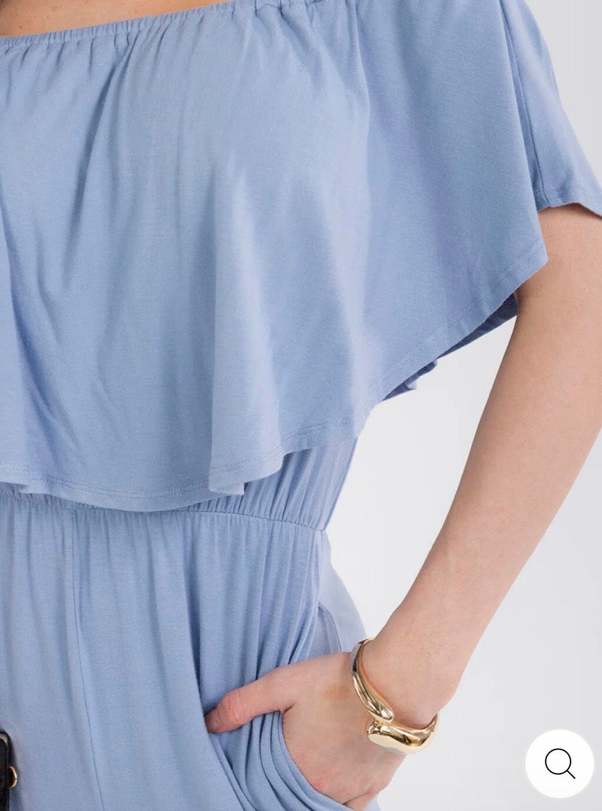 Jumpsuit azul claro para mujer de manga corta con cintura elástica, bolsillos y pantalón de pierna ancha.