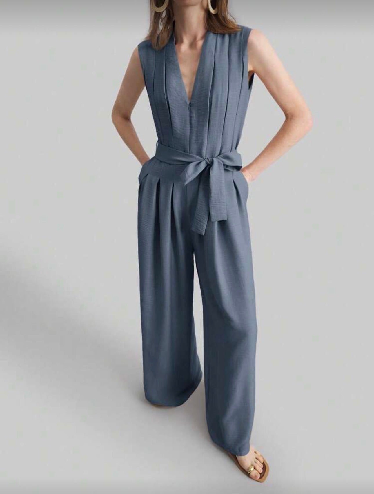Jumpsuit azul de pierna ancha y cuello en V