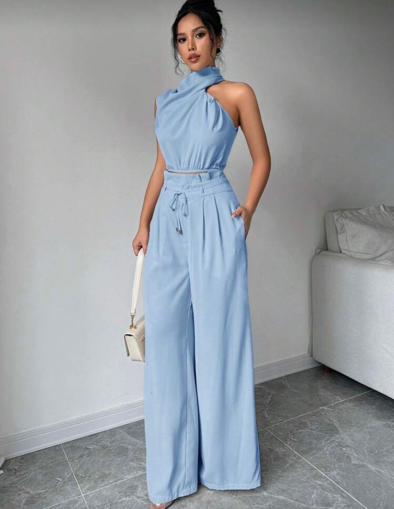 Conjunto azul claro de dos piezas de cuello alto y pantalón