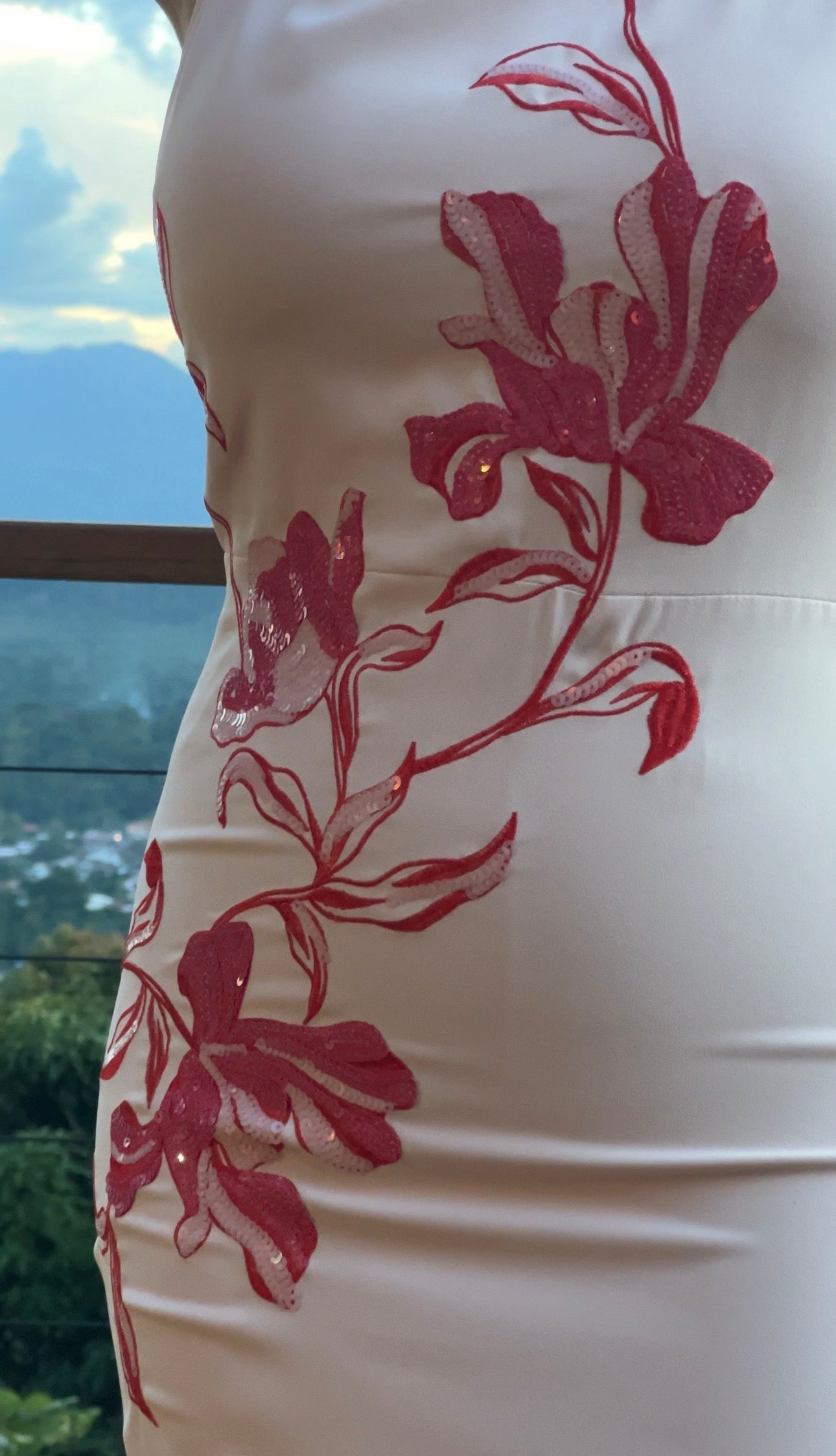 Vestido midi con bordado floral