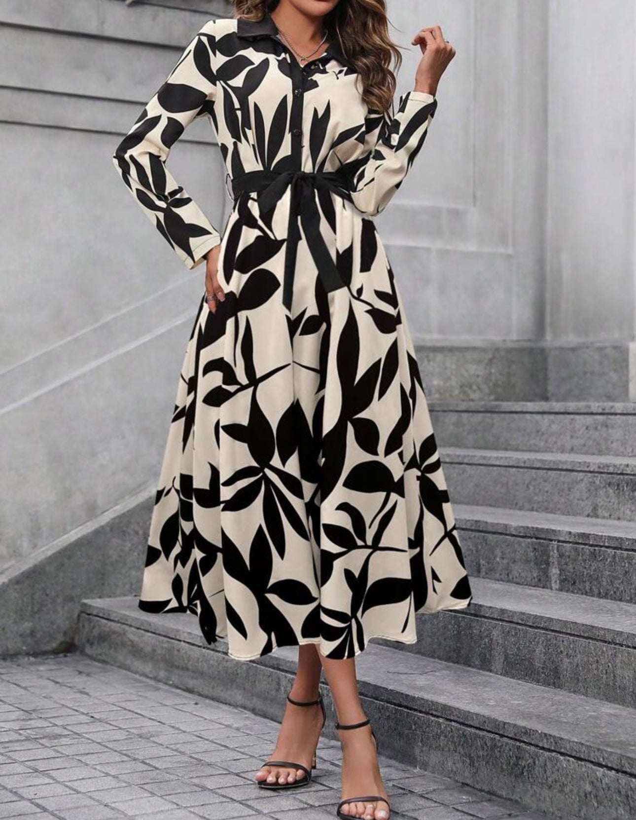 Vestido beige estampado de hojas negro