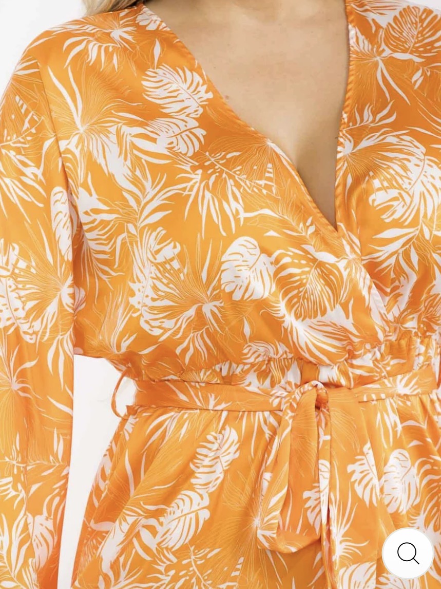 Vestido anaranjado maxi plus size de manga larga con escote cruzado, lazo ajustable, abertura lateral y estampado de hojas.