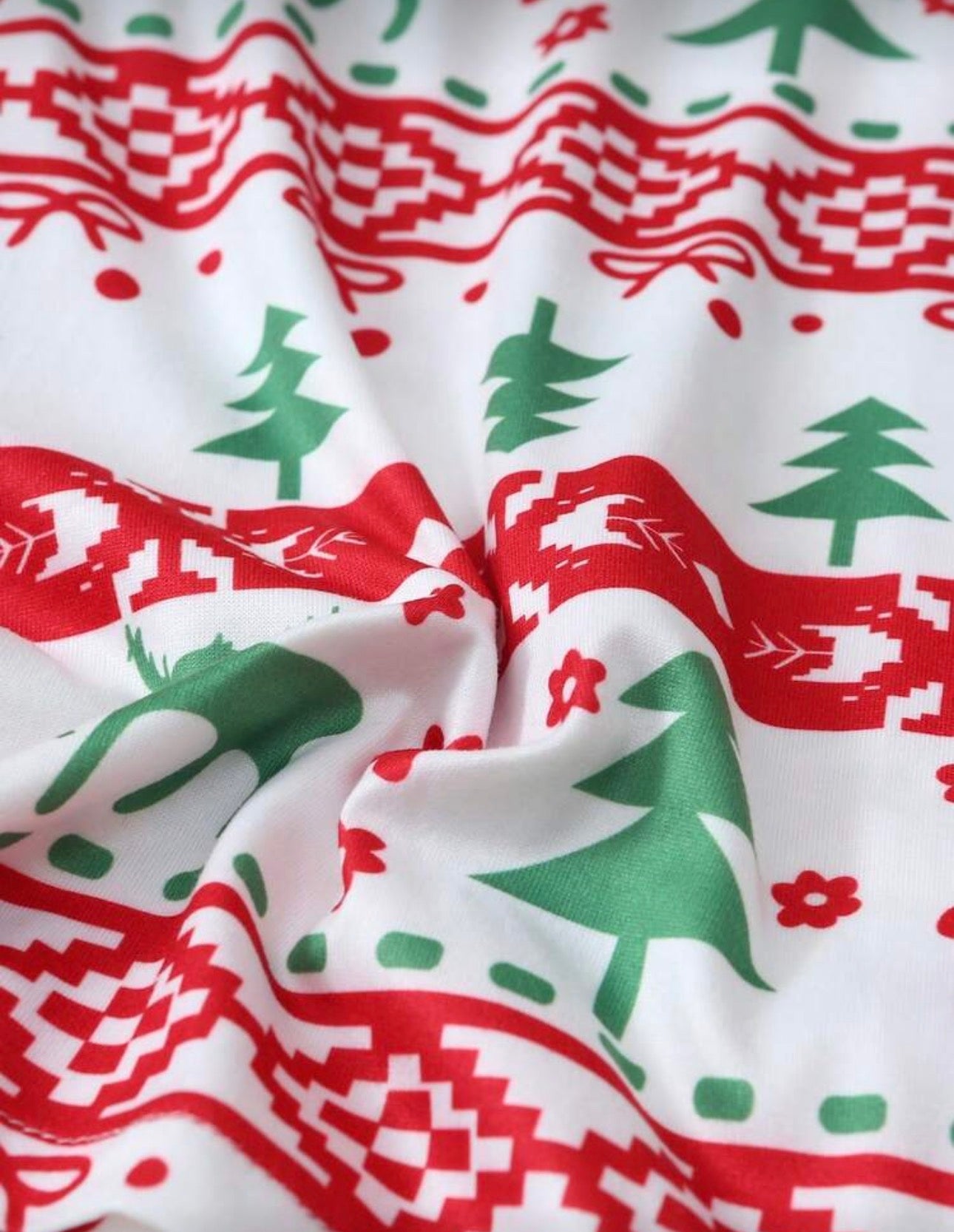 Pijama de Navidad con pinos verdes