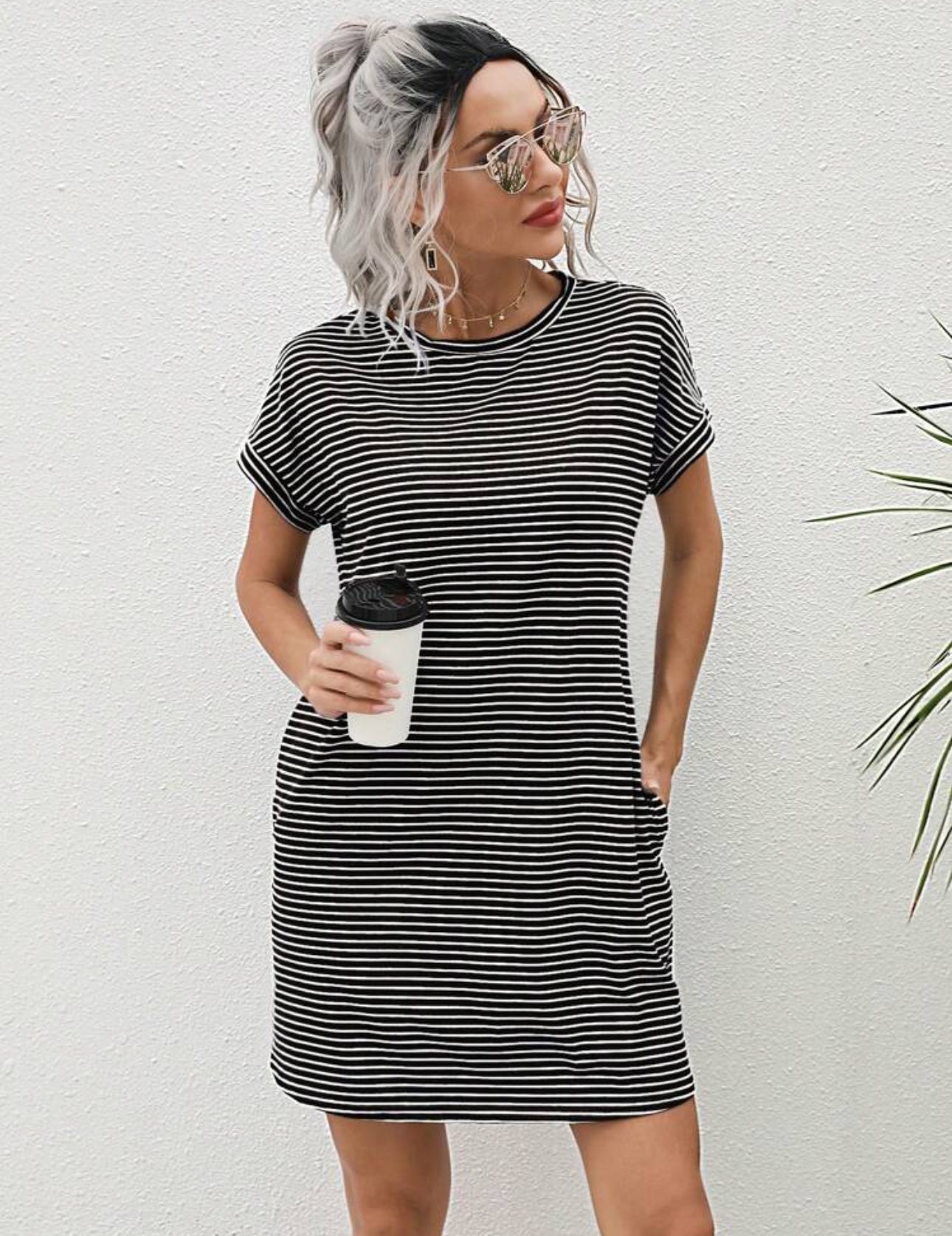 Vestido negro lineas blancas, manga corta, de cuello redondo con bolsillos