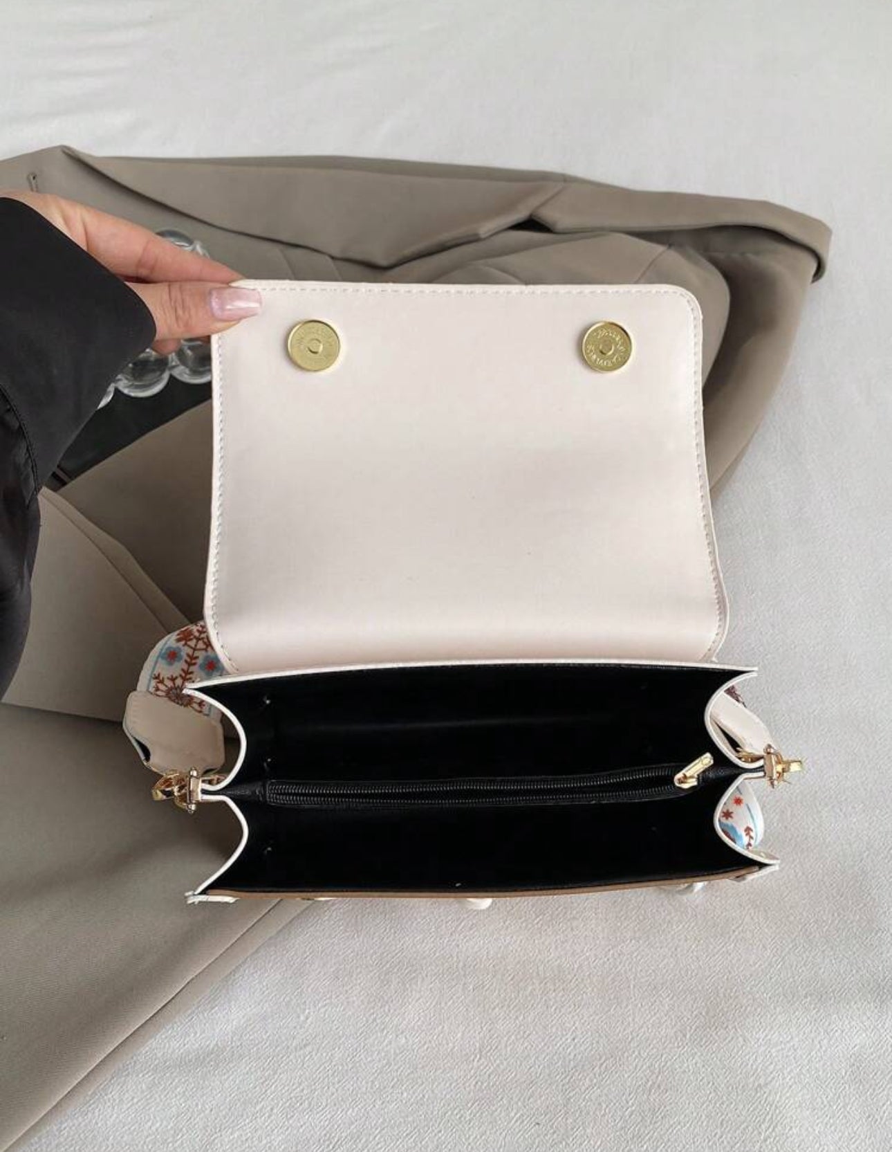 Cartera casual y versátil color beige y café claro