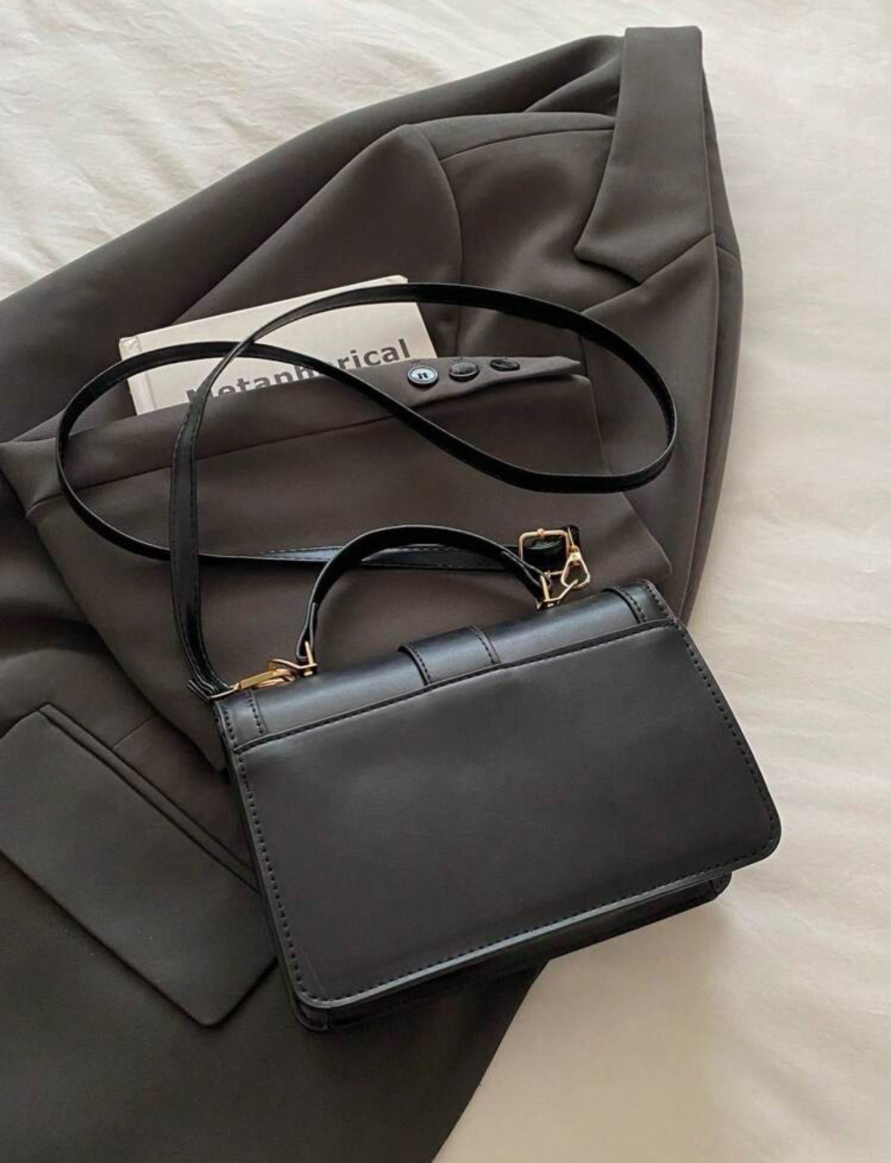 Cartera negra cuadrada con dorada