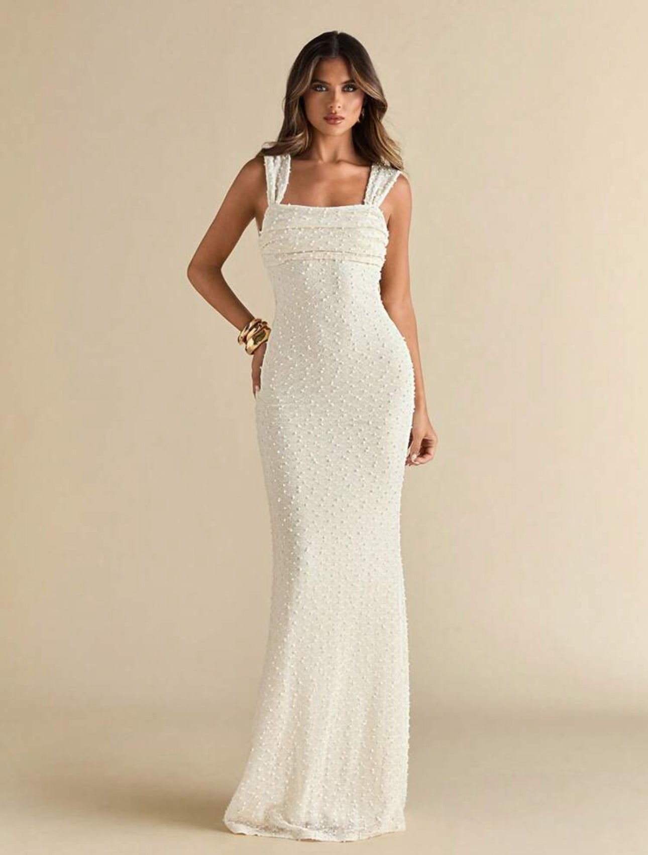 Vestido beige ajustado con escote en la espalda