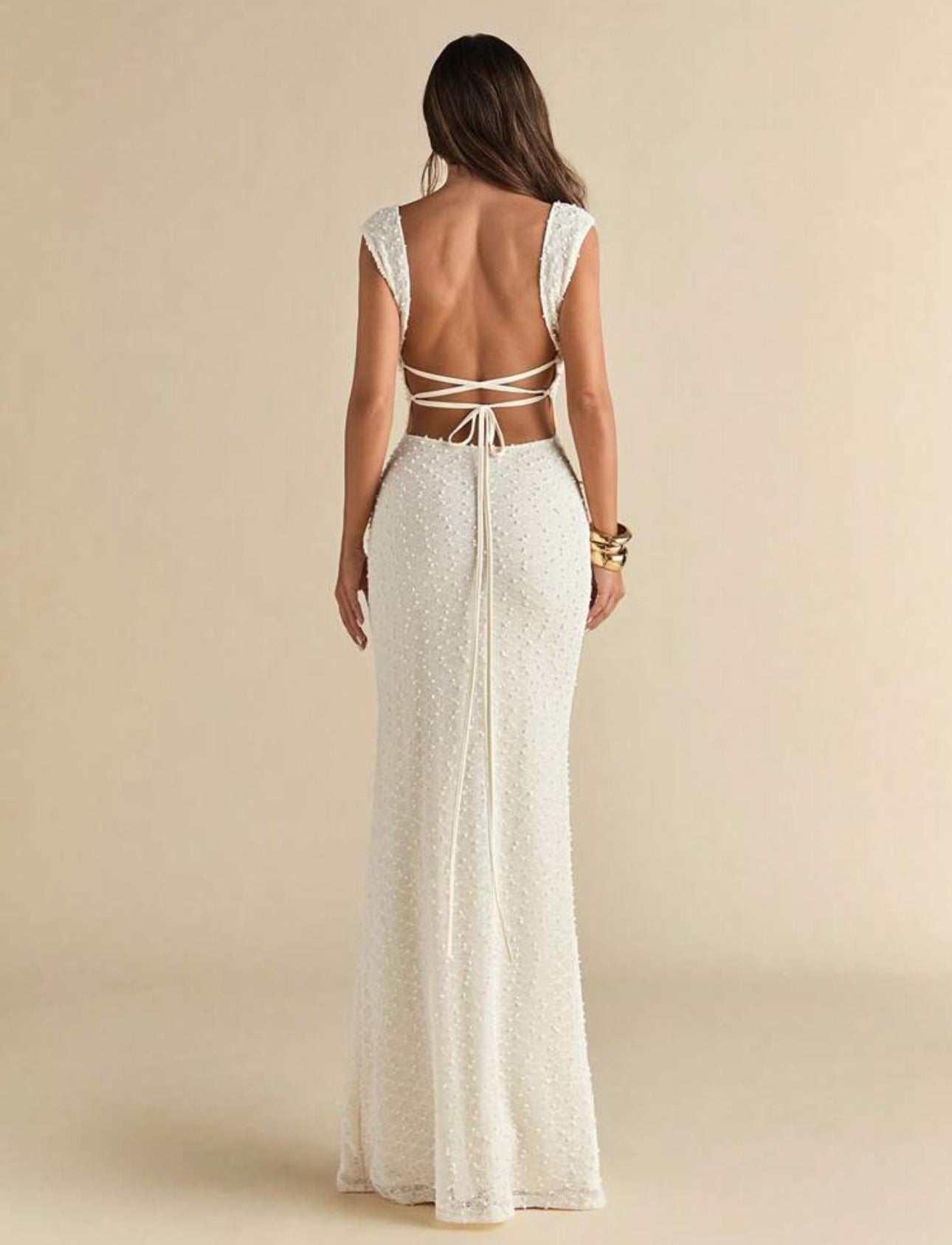 Vestido beige ajustado con escote en la espalda