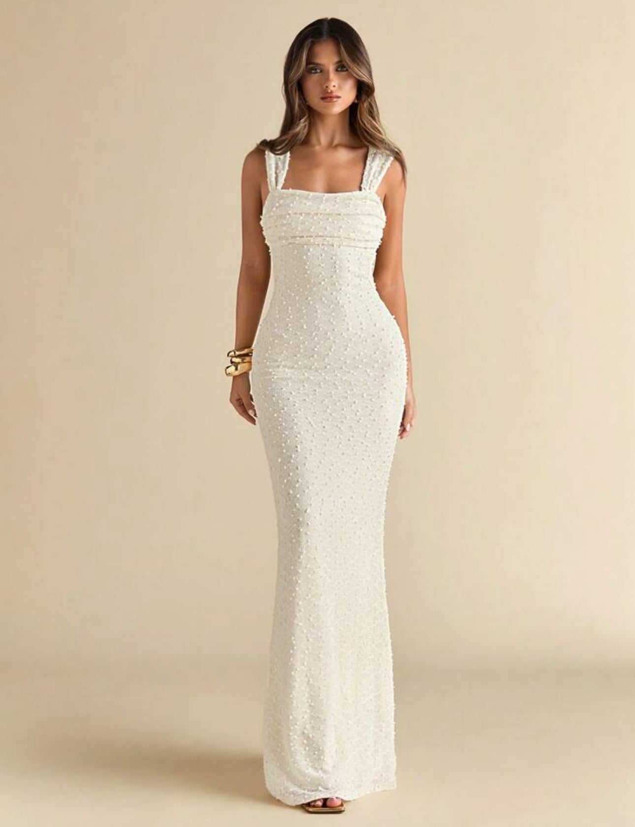 Vestido beige ajustado con escote en la espalda