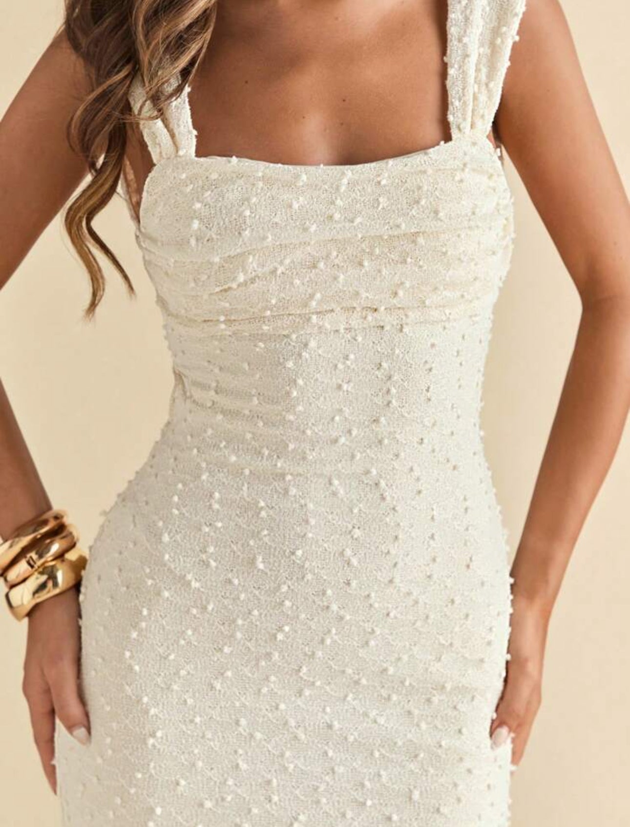 Vestido beige ajustado con escote en la espalda