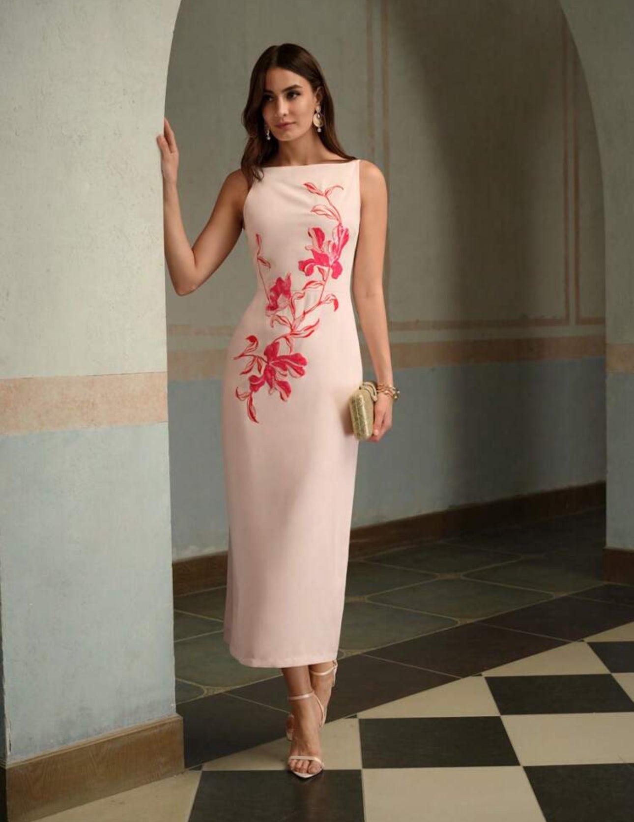 Vestido midi con bordado floral