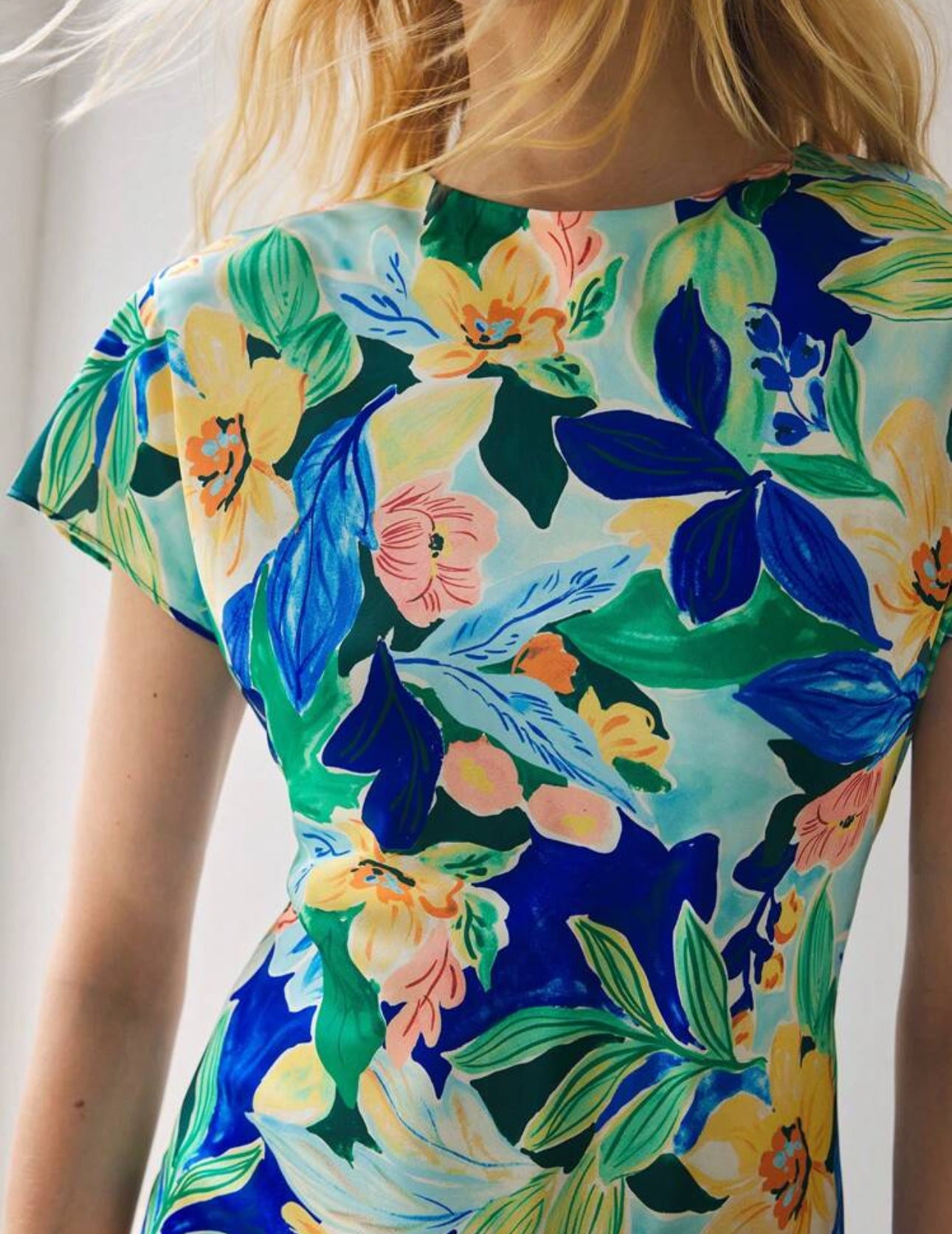 Vestido largo azul con estampado floral y manga corta