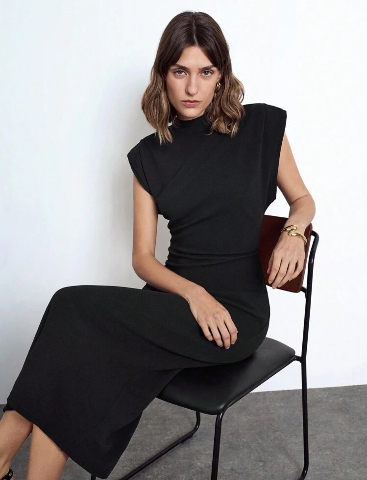 Vestido largo negro con diseño de hombros anchos