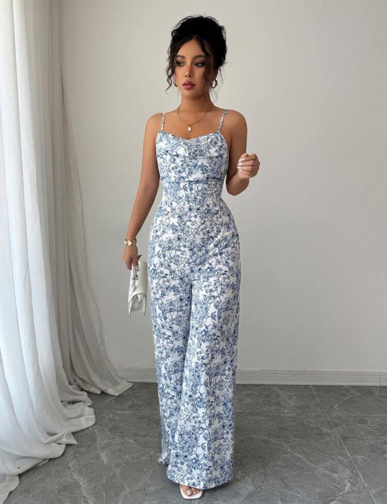 Jumpsuit estampado floral pierna ancha azul claro y blanco