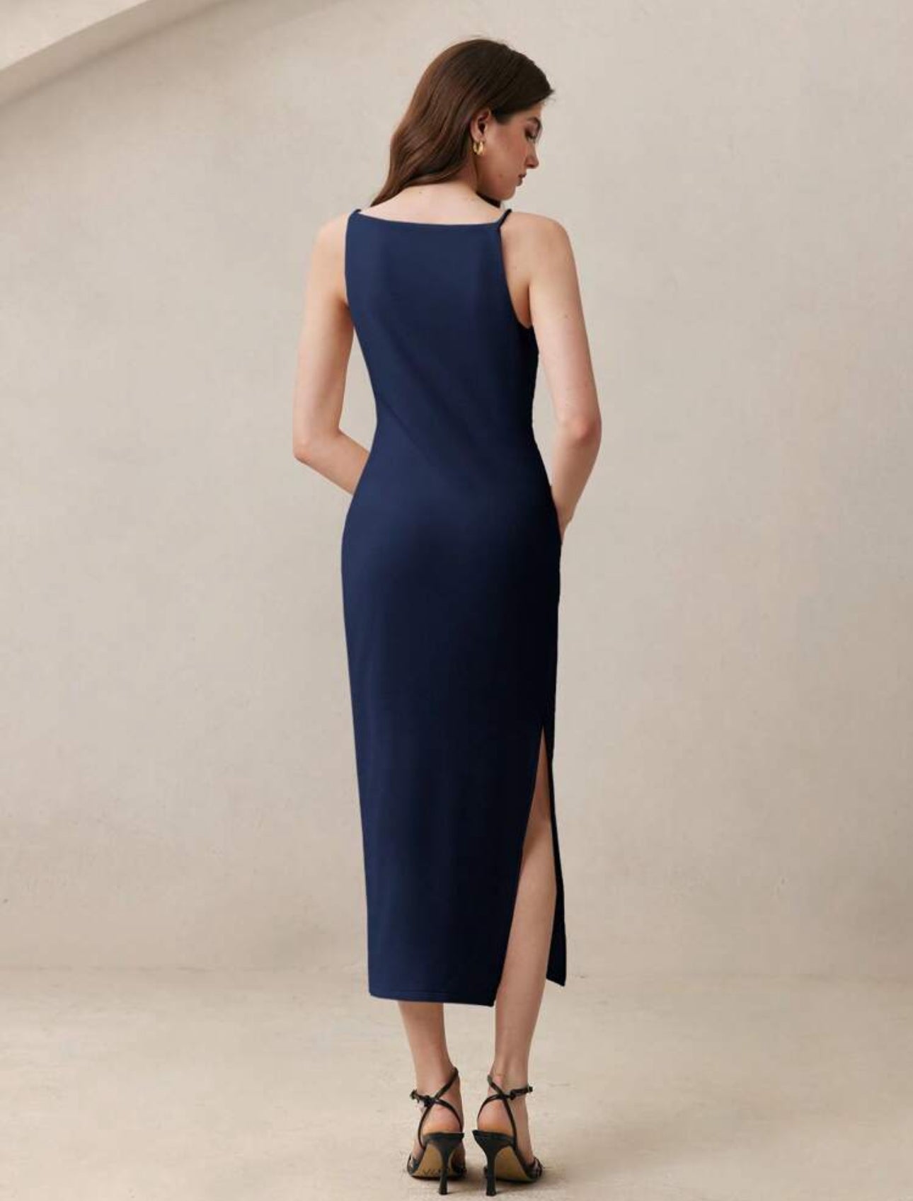 Vestido azul largo con tirantes finos