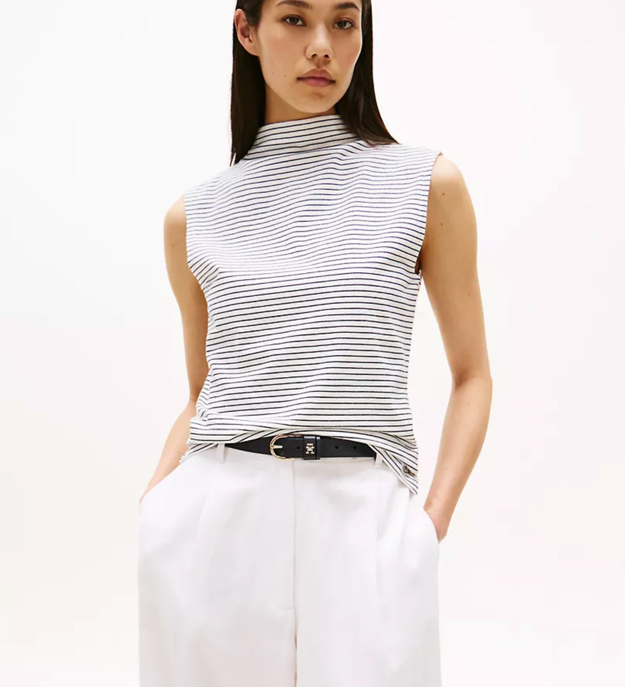 Camisa blanca con lineas azul marino
