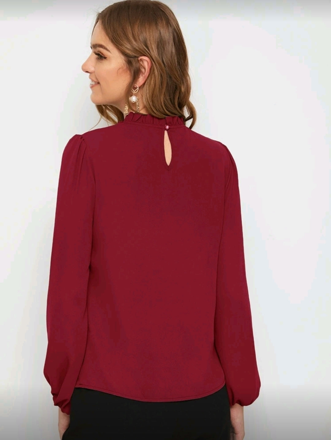Camisa roja con manga de farol y cuello fruncido