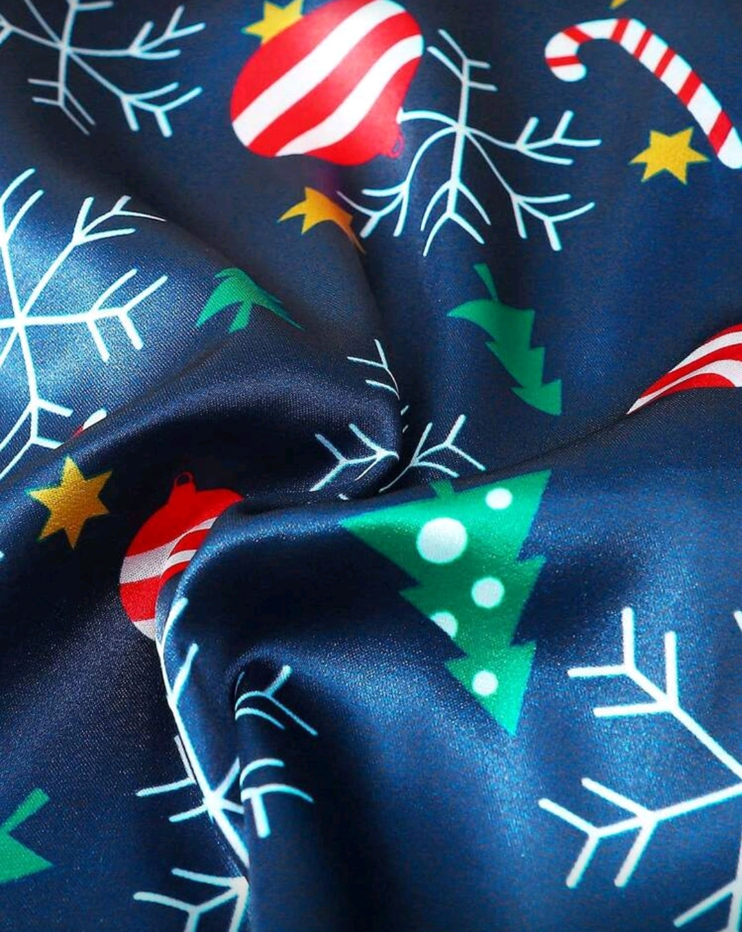 Conjunto de pijama azul con diseño navideño