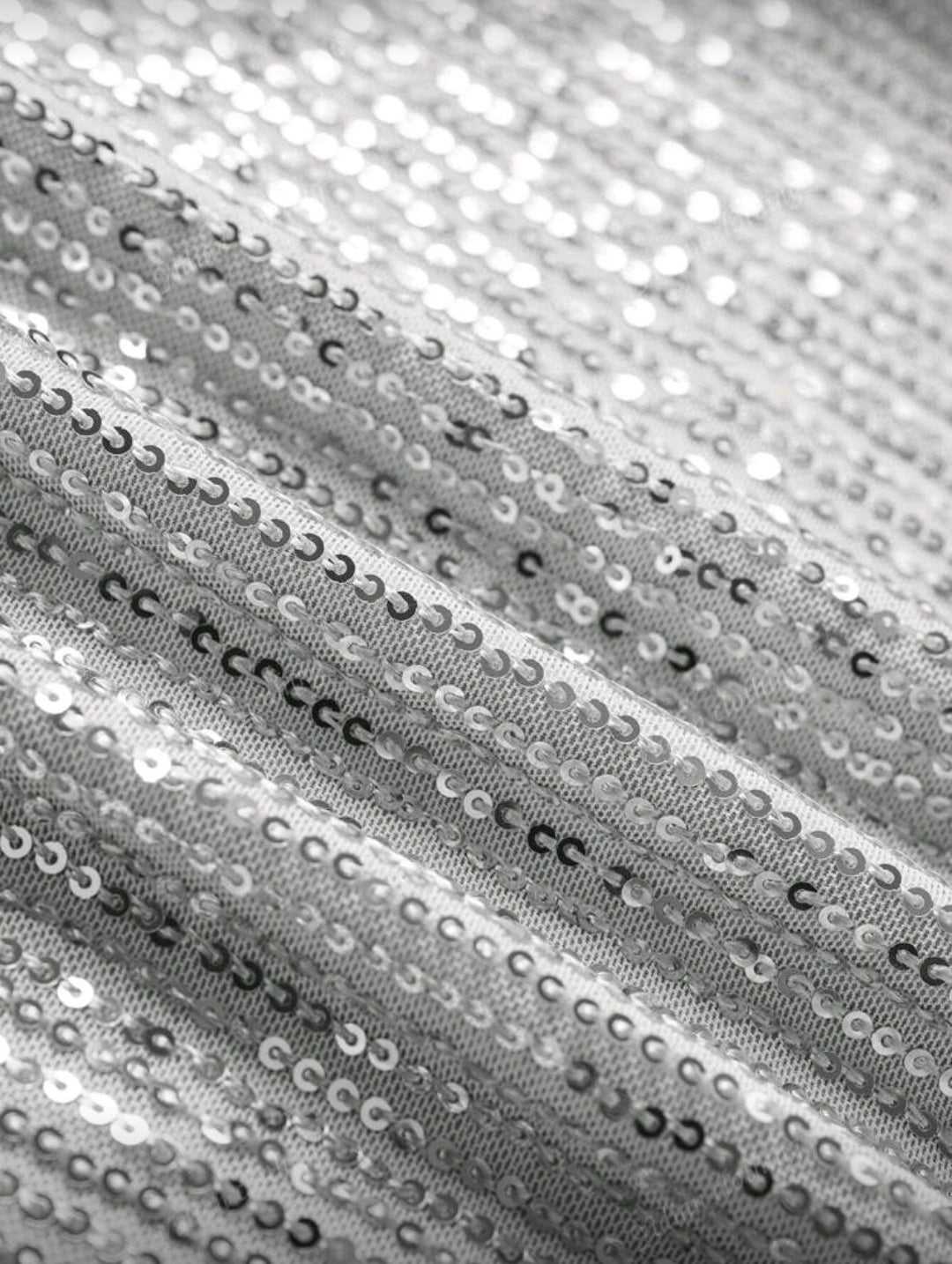 Camisa plateada de lentejuelas y cuello en V