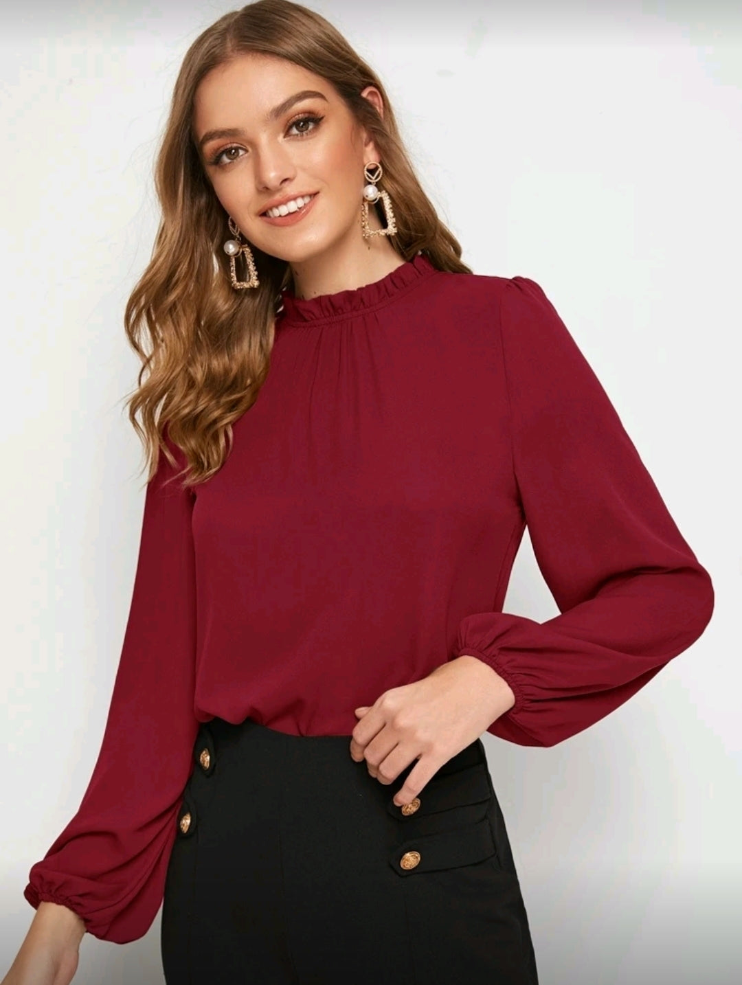 Camisa roja con manga de farol y cuello fruncido