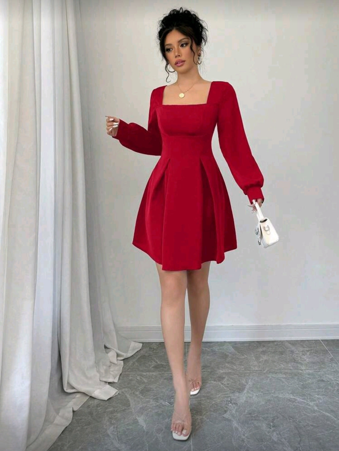 Vestido Rojo Elegante Plisado con Cuello Cuadrado