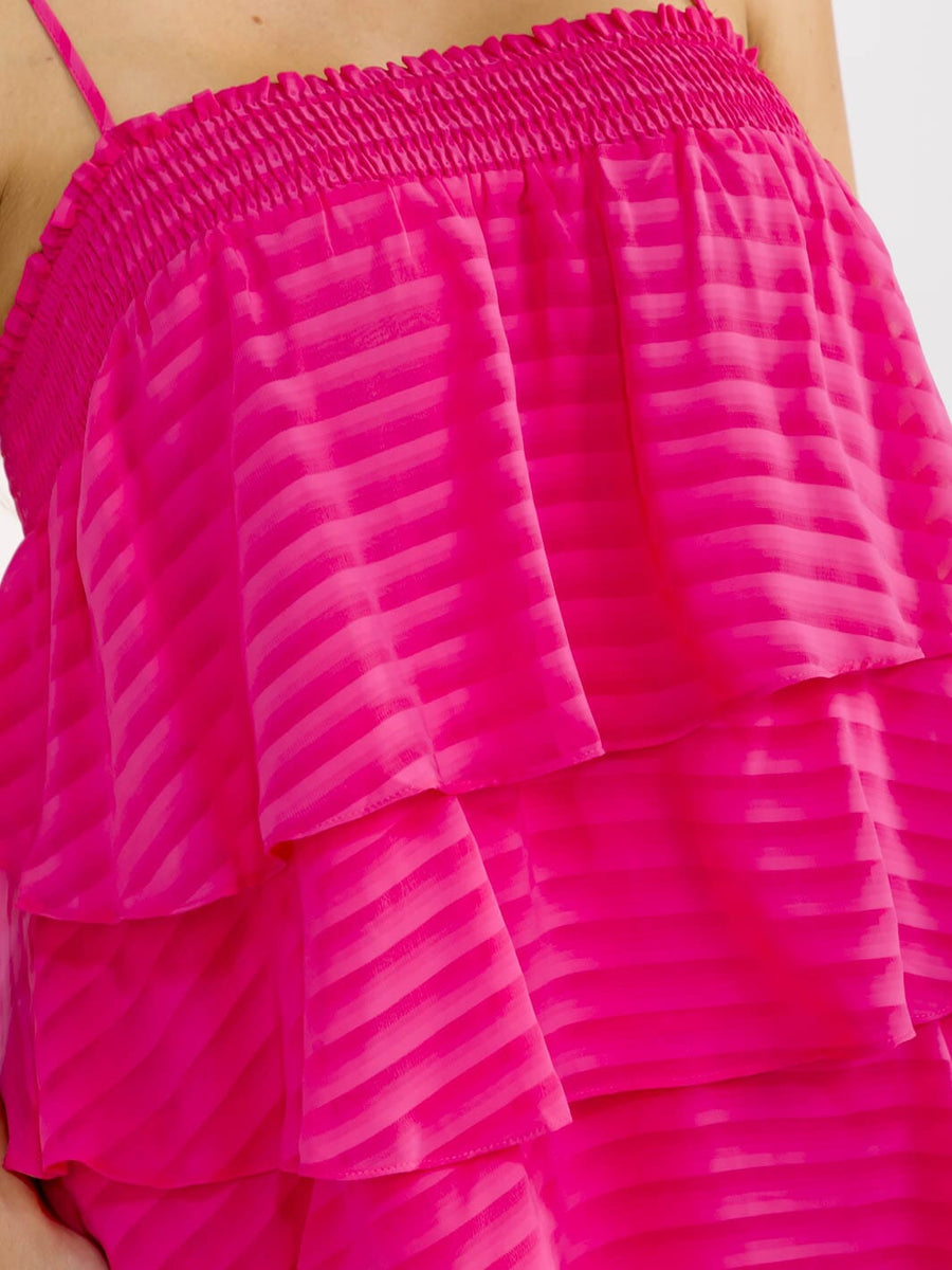 Vestido plus rosado fucsia tipo túnica, sin mangas, con escote cuadrado y diseño en capas con volantes