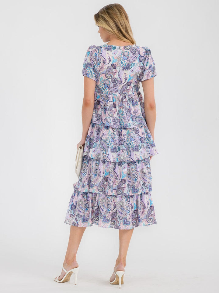 Vestido midi morado para mujer con mangas cortas abullonadas, diseño en capas (tiered) y estampado paisley.