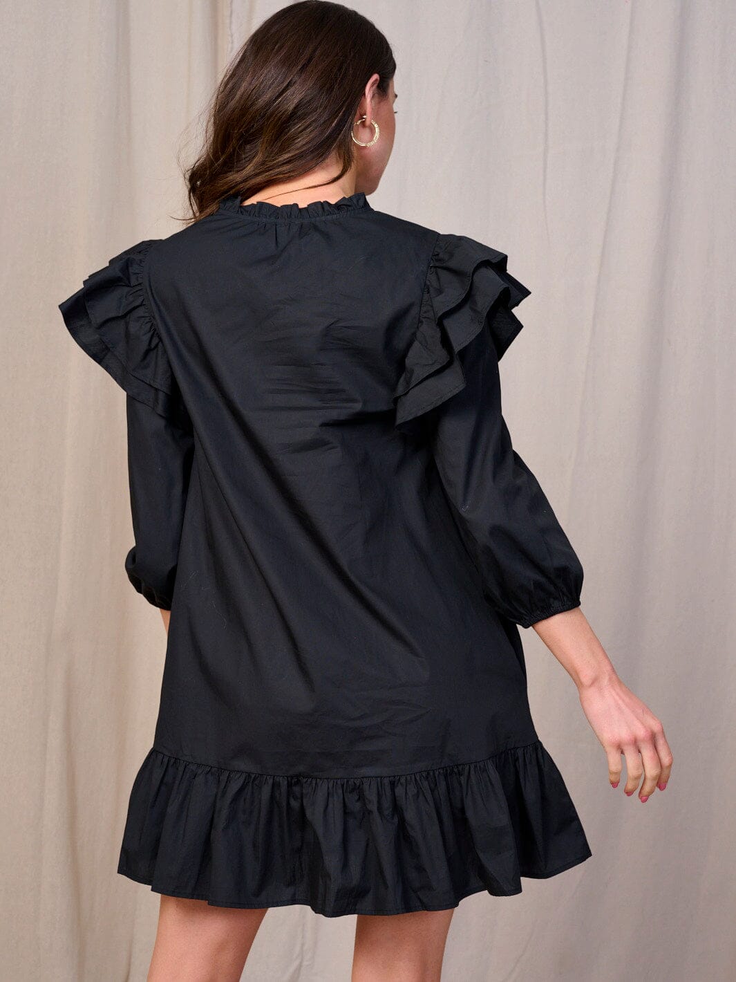 Vestido mini negro cuello en V de boton con bolsillos