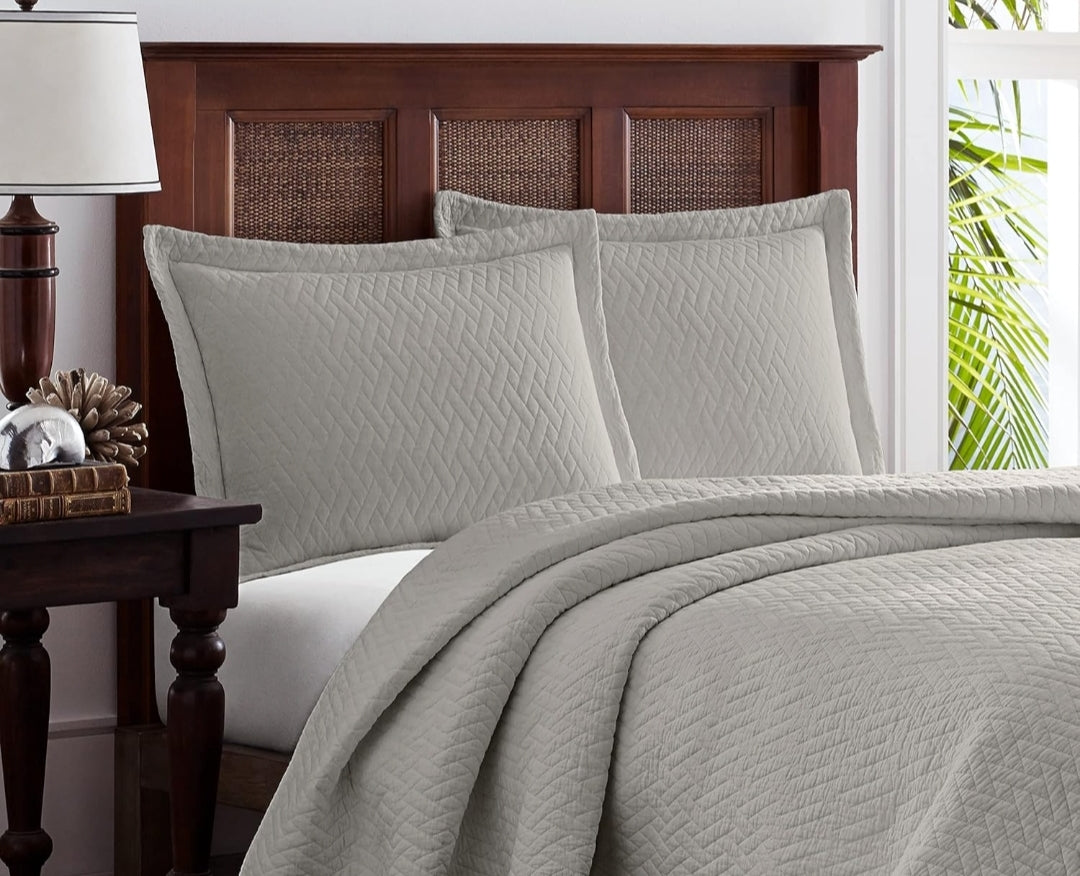 Tommy Bahama Quilt Set Soft Bedding with Matching Shams, Lightweight Home Decor for All Seasons, 3 Piezas, Gris, Queen