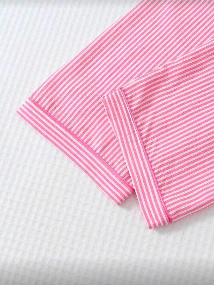 Set de pijama de rayas rosadas y blancas con camisa de botones