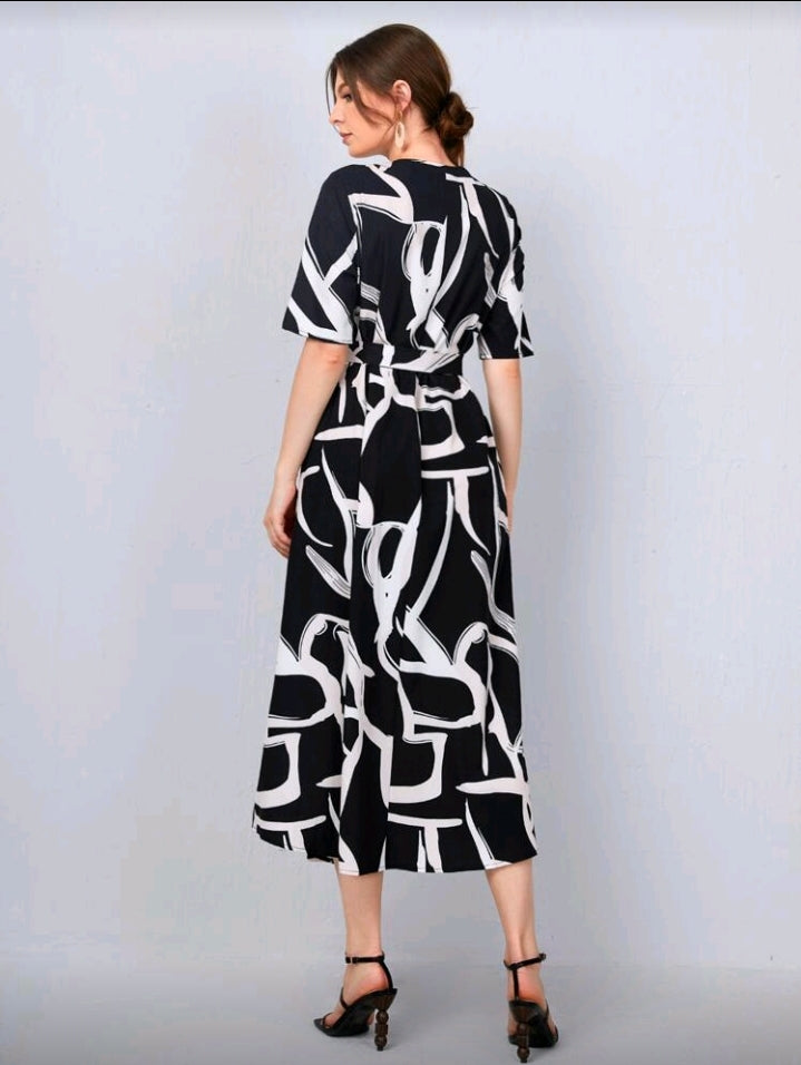 Vestido negro y blanco con cinturón