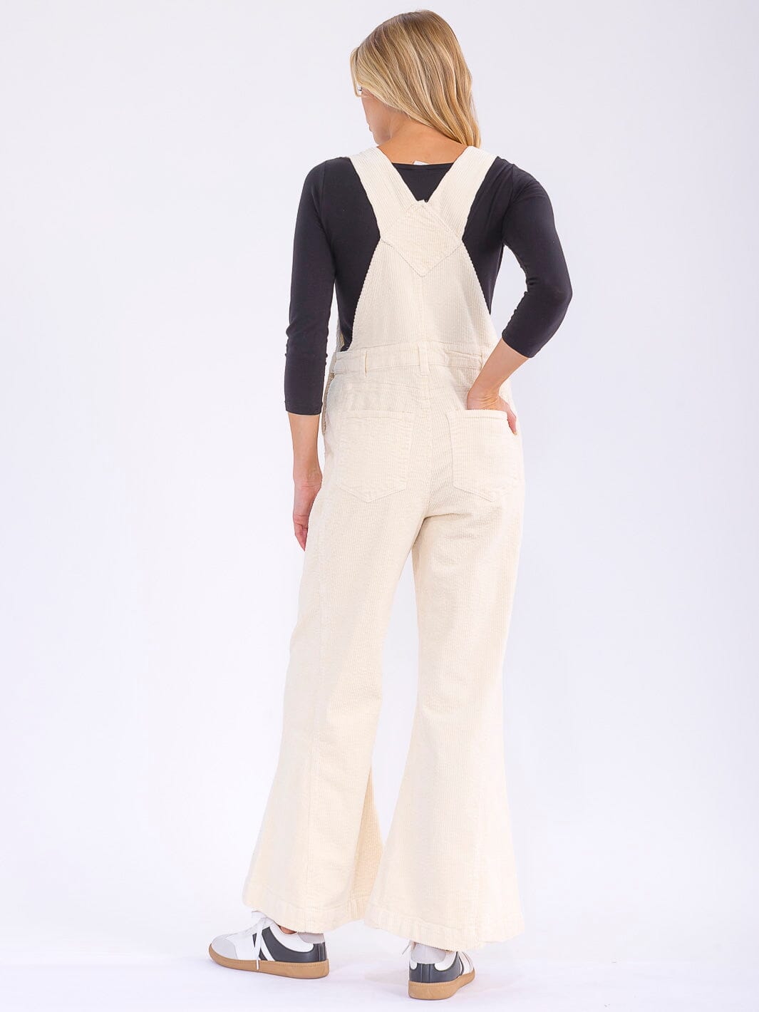 Overol beige de corduroy acampanado