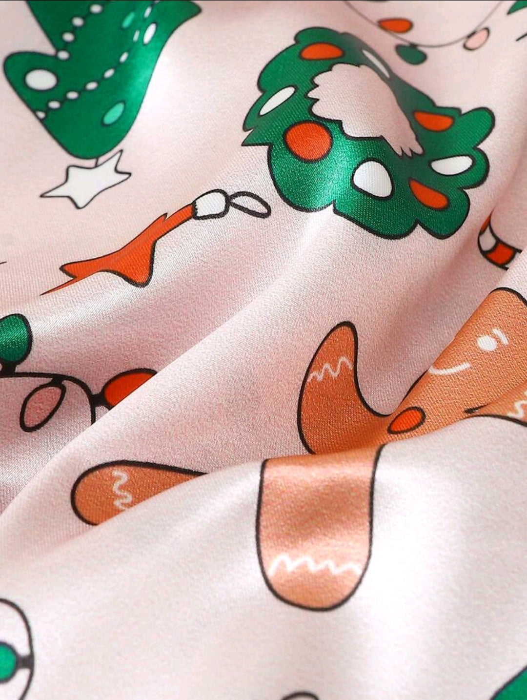 Set de Pijama Navideña Rosada de mujer con detalles verdes, rojos y blancos