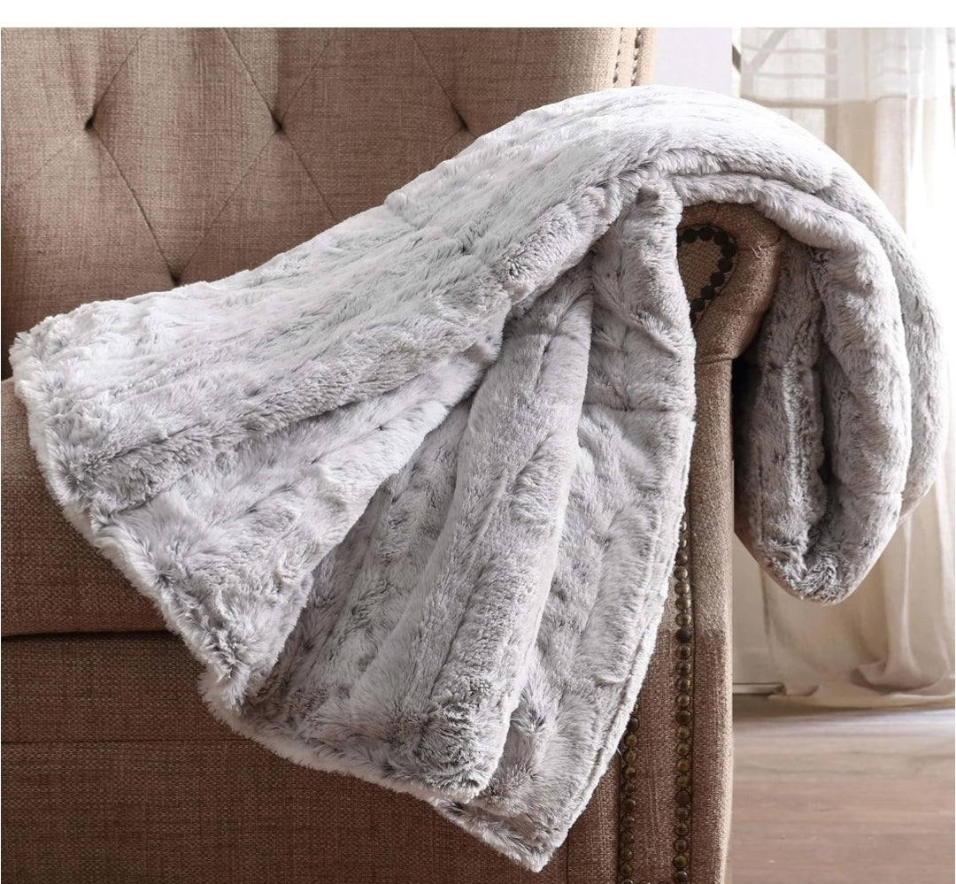 Christian Siriano NY® Snow Leopard Faux Fur Throw in Gift Box, 1-Piece Giftable Throw Blanket, Oeko-TEX Certified Confidence, 1 Sabana Gris