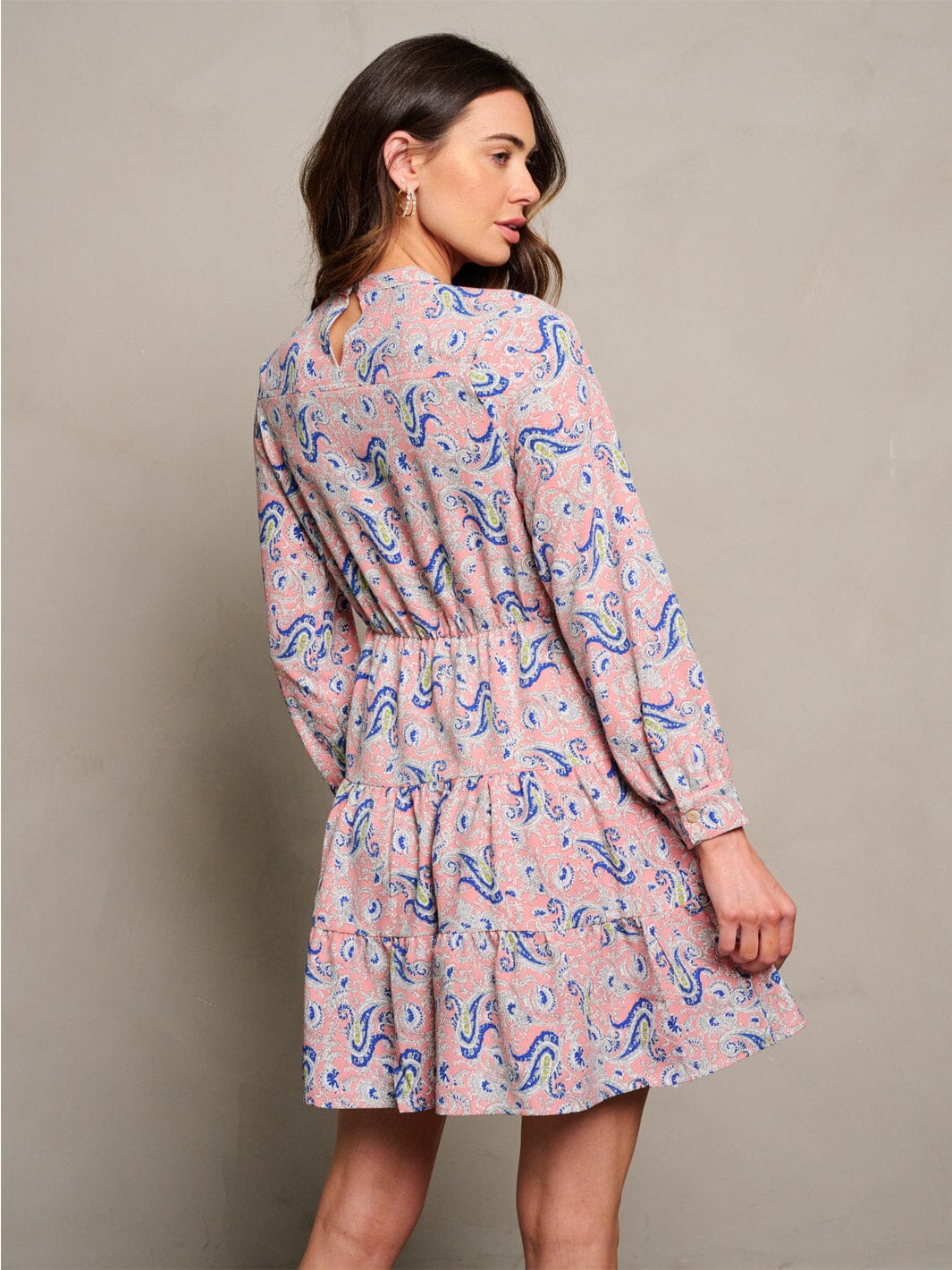 Vestido rosa con estampado azul, manga larga con cintura elástica